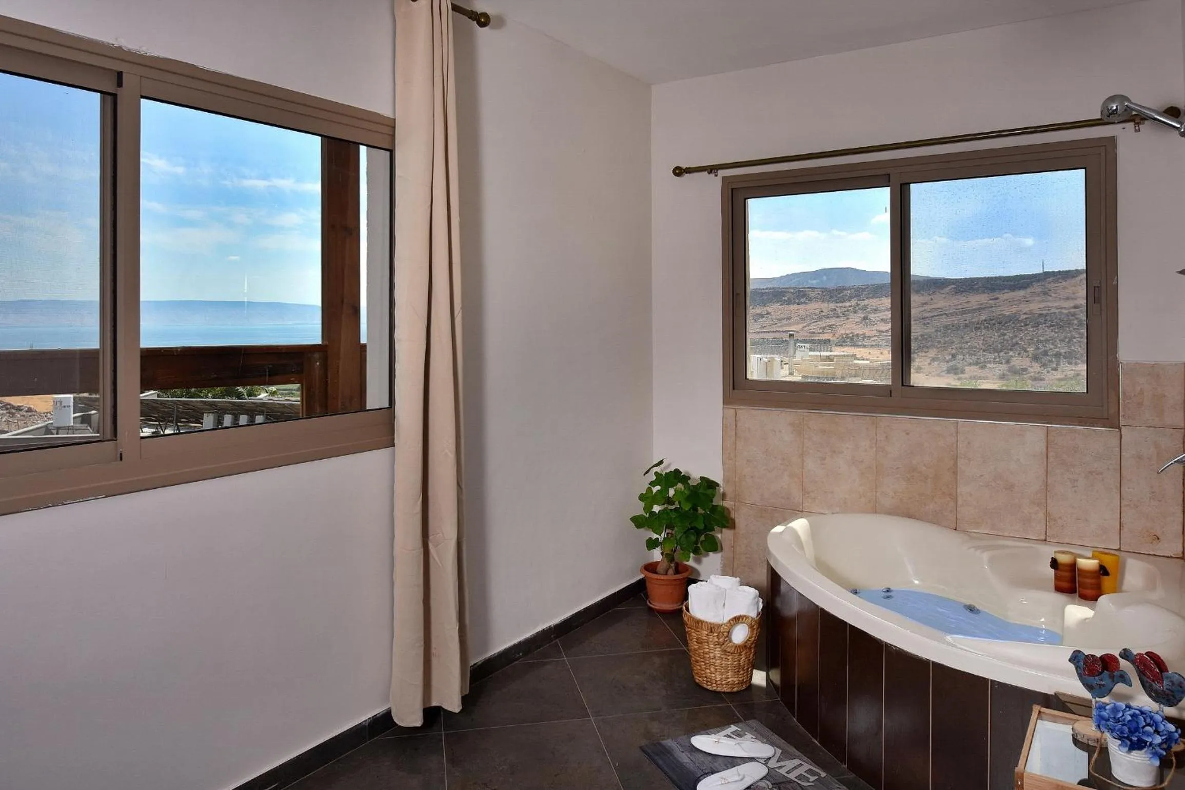 Hot Tub in Zug Yonim