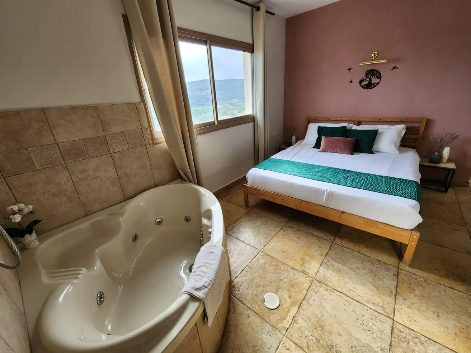 Hot Tub, Bed in Zug Yonim