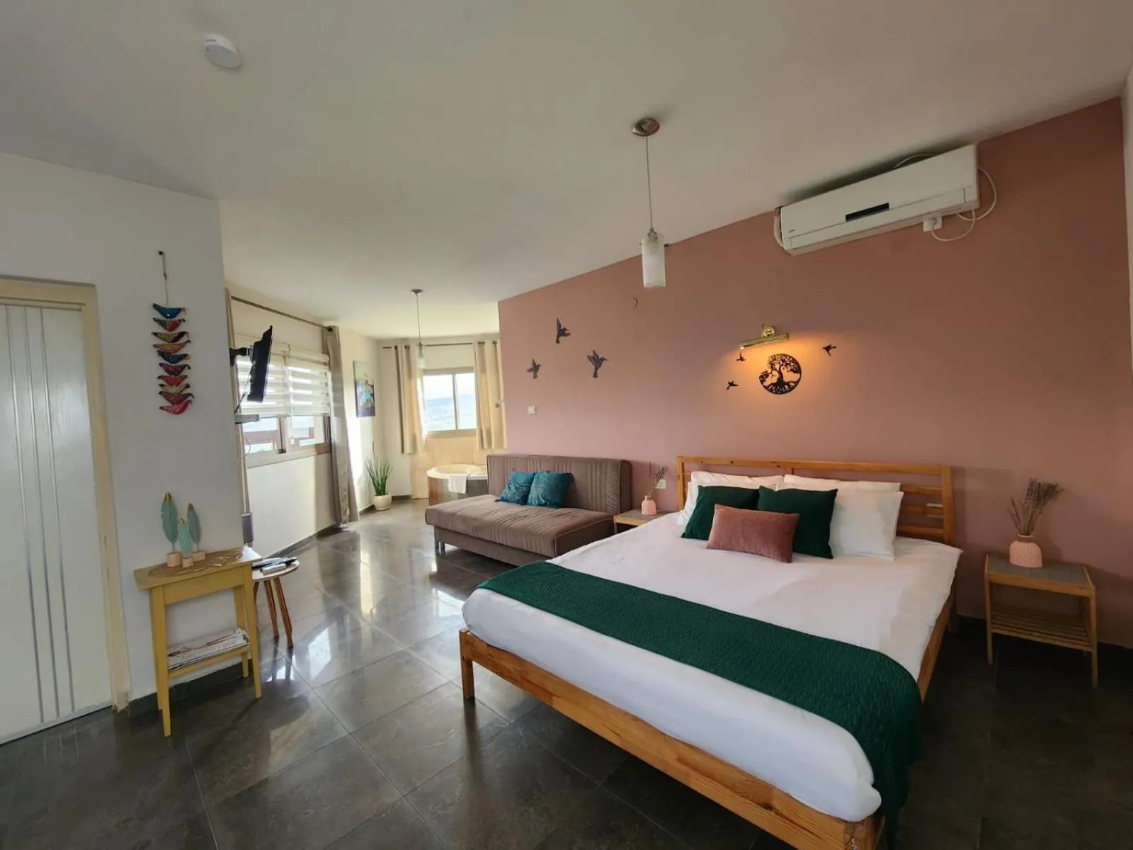 TV and multimedia, Bed in Zug Yonim