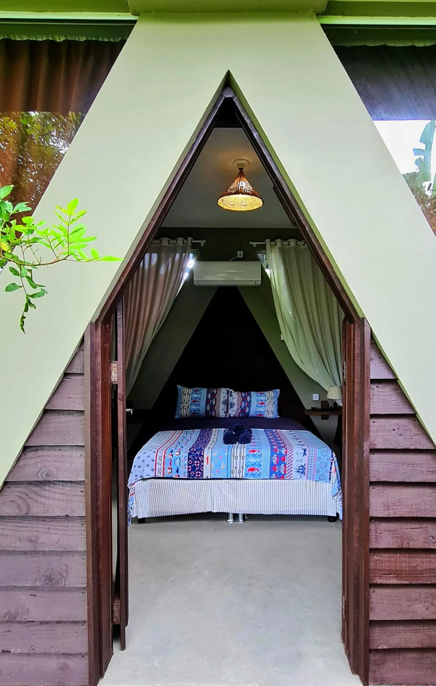 Facade/entrance, Bed in Pousada Areias do Embaú