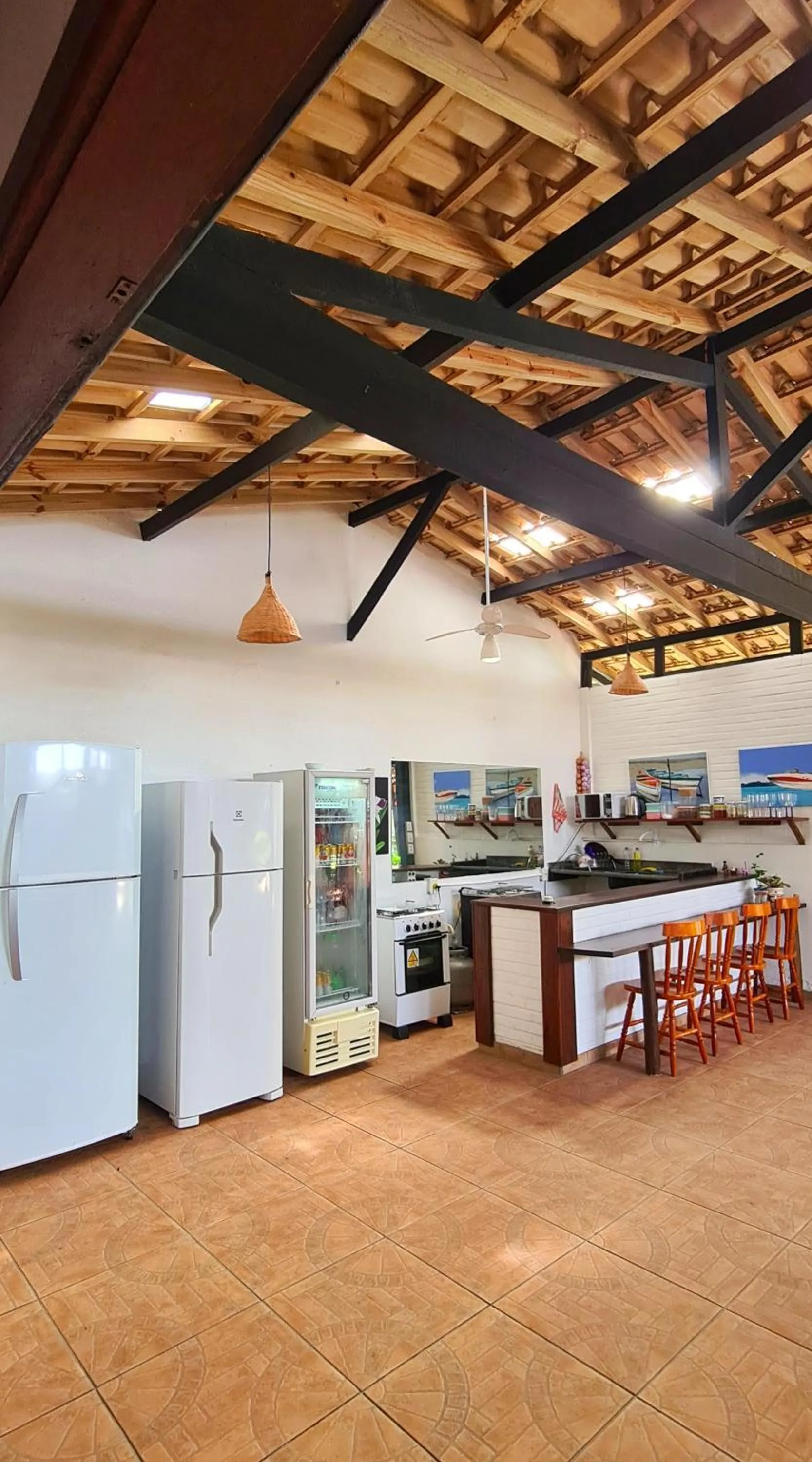 Communal kitchen in Pousada Areias do Embaú