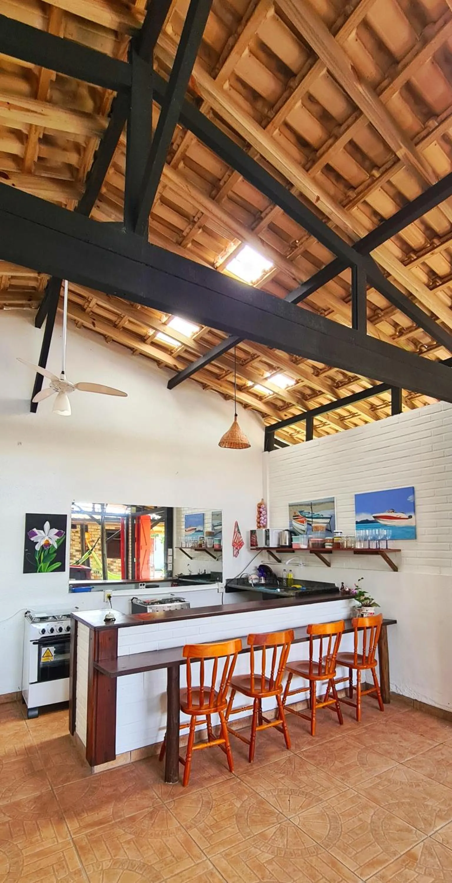 Communal kitchen in Pousada Areias do Embaú