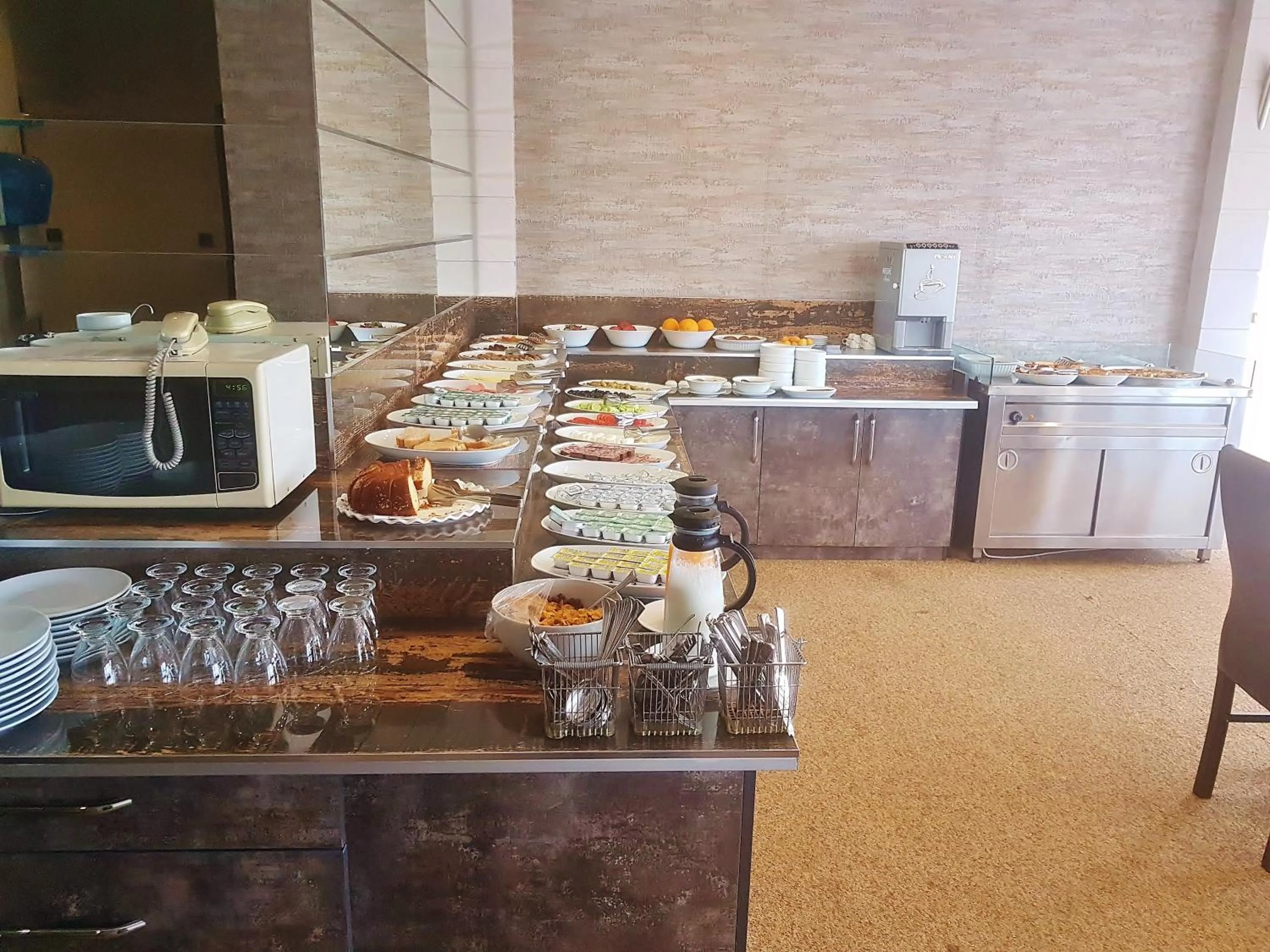 Buffet breakfast in Kent Hotel