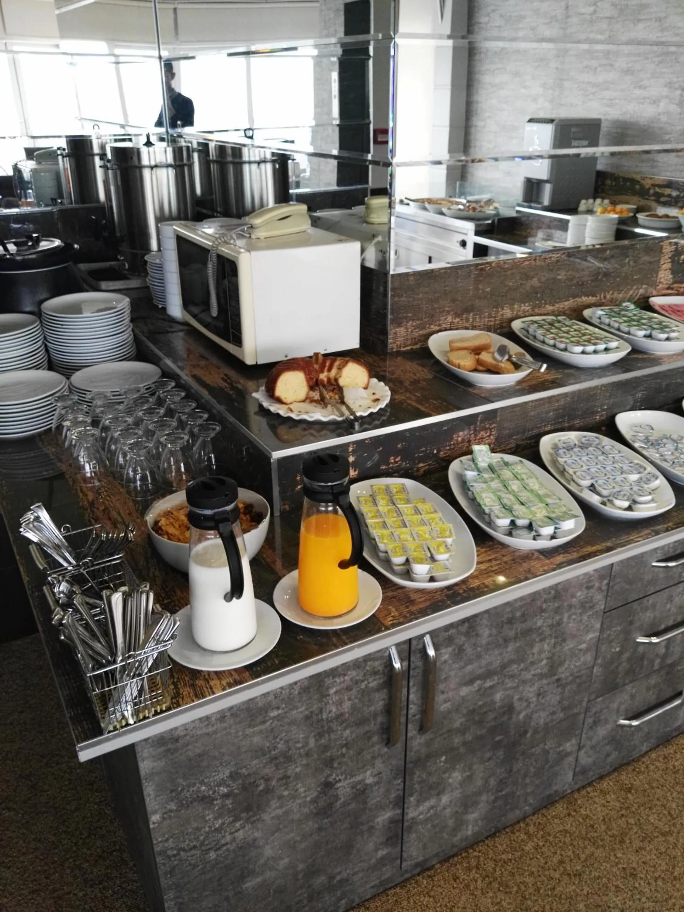 Buffet breakfast in Kent Hotel