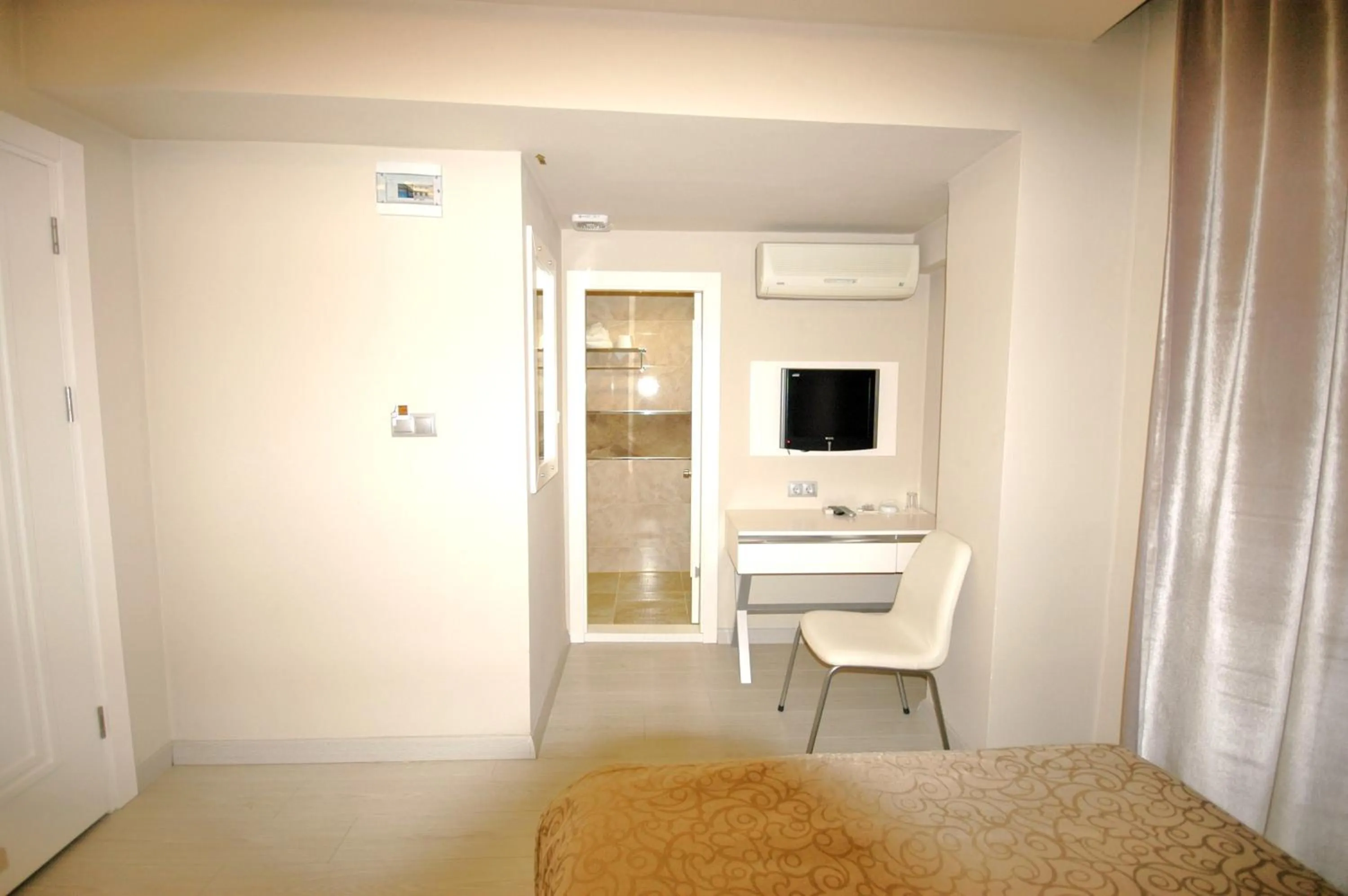 Photo of the whole room in Kent Hotel