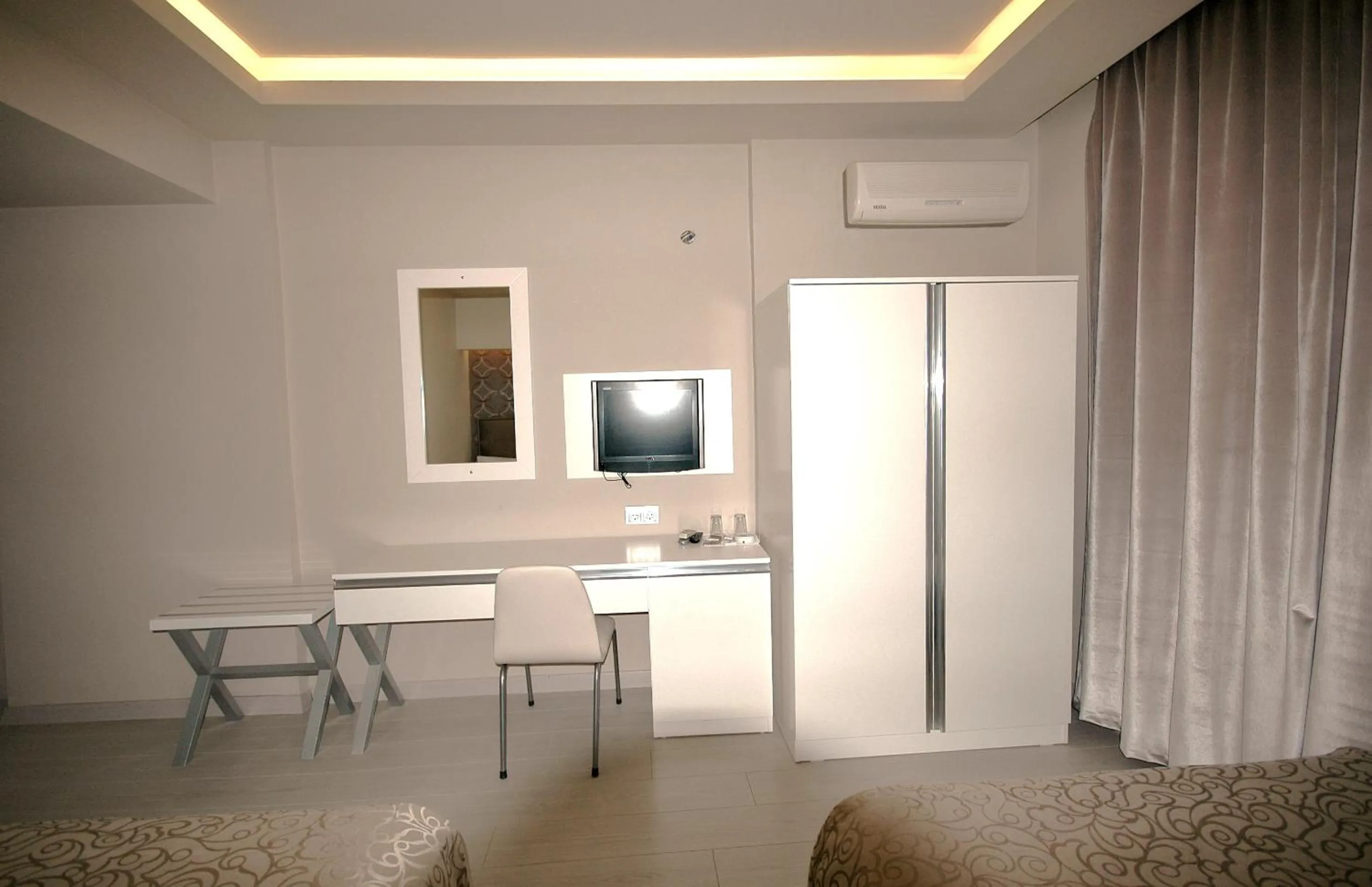 Photo of the whole room in Kent Hotel