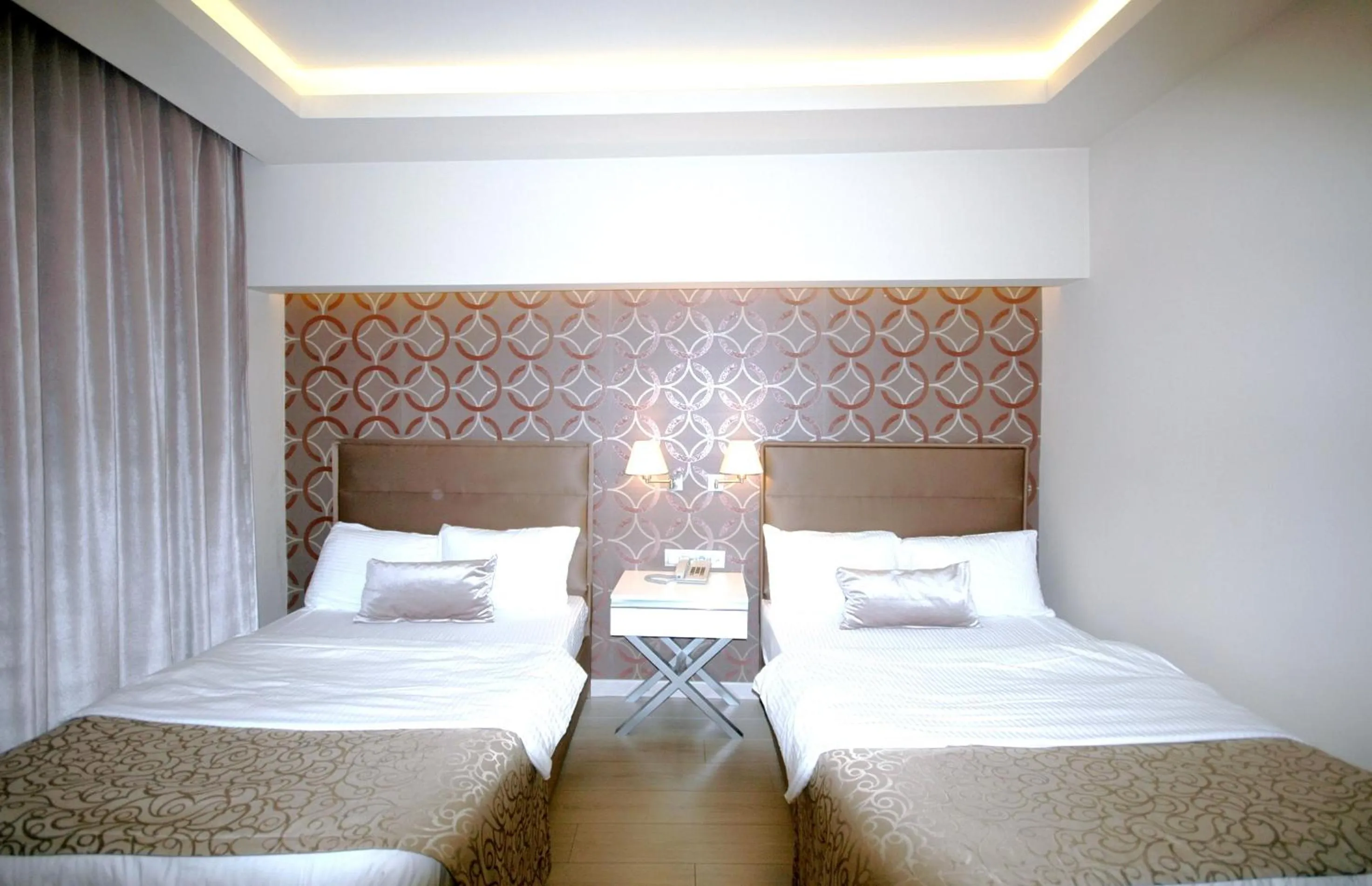 Photo of the whole room, Bed in Kent Hotel