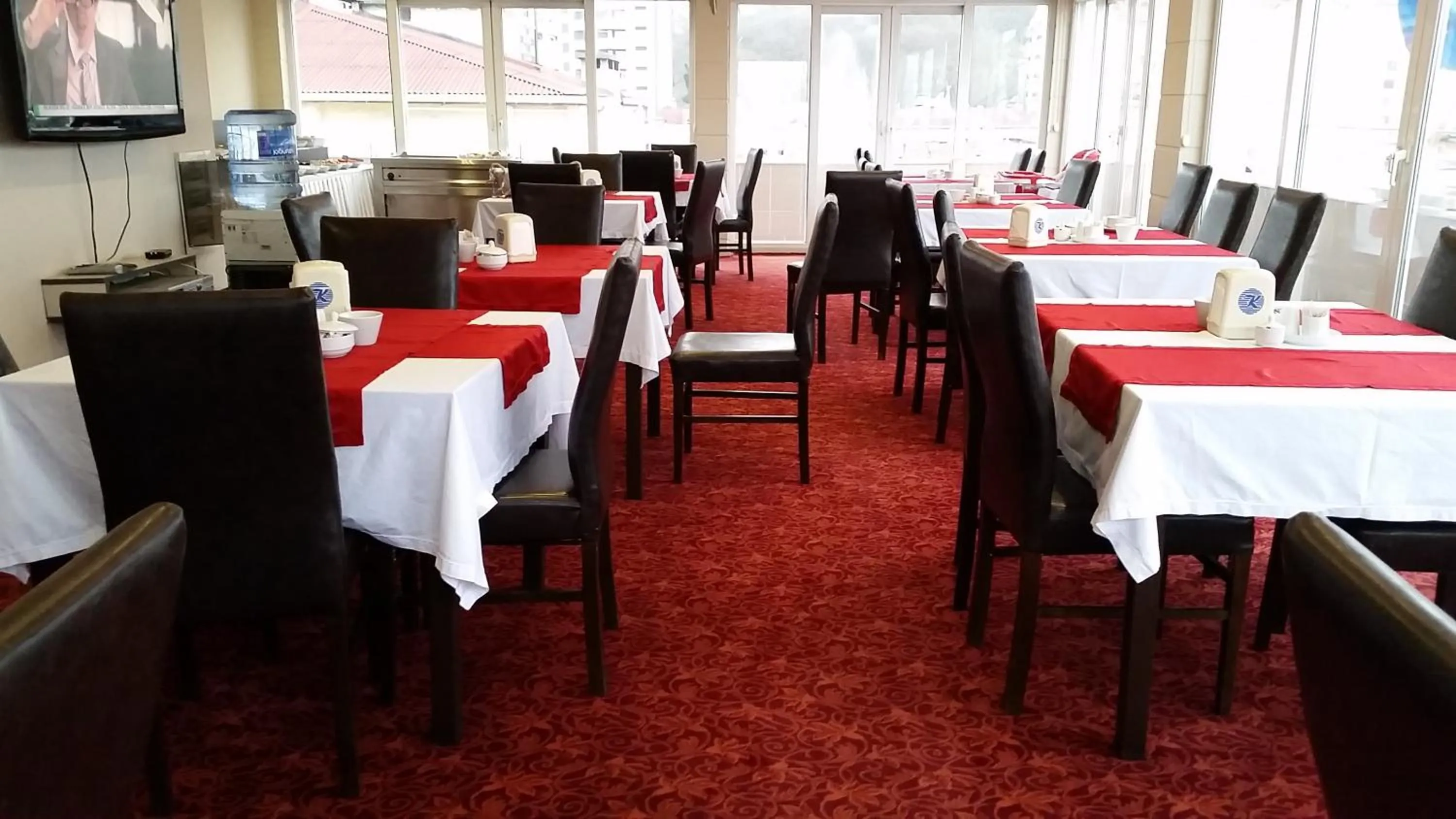 Restaurant/places to eat in Kent Hotel