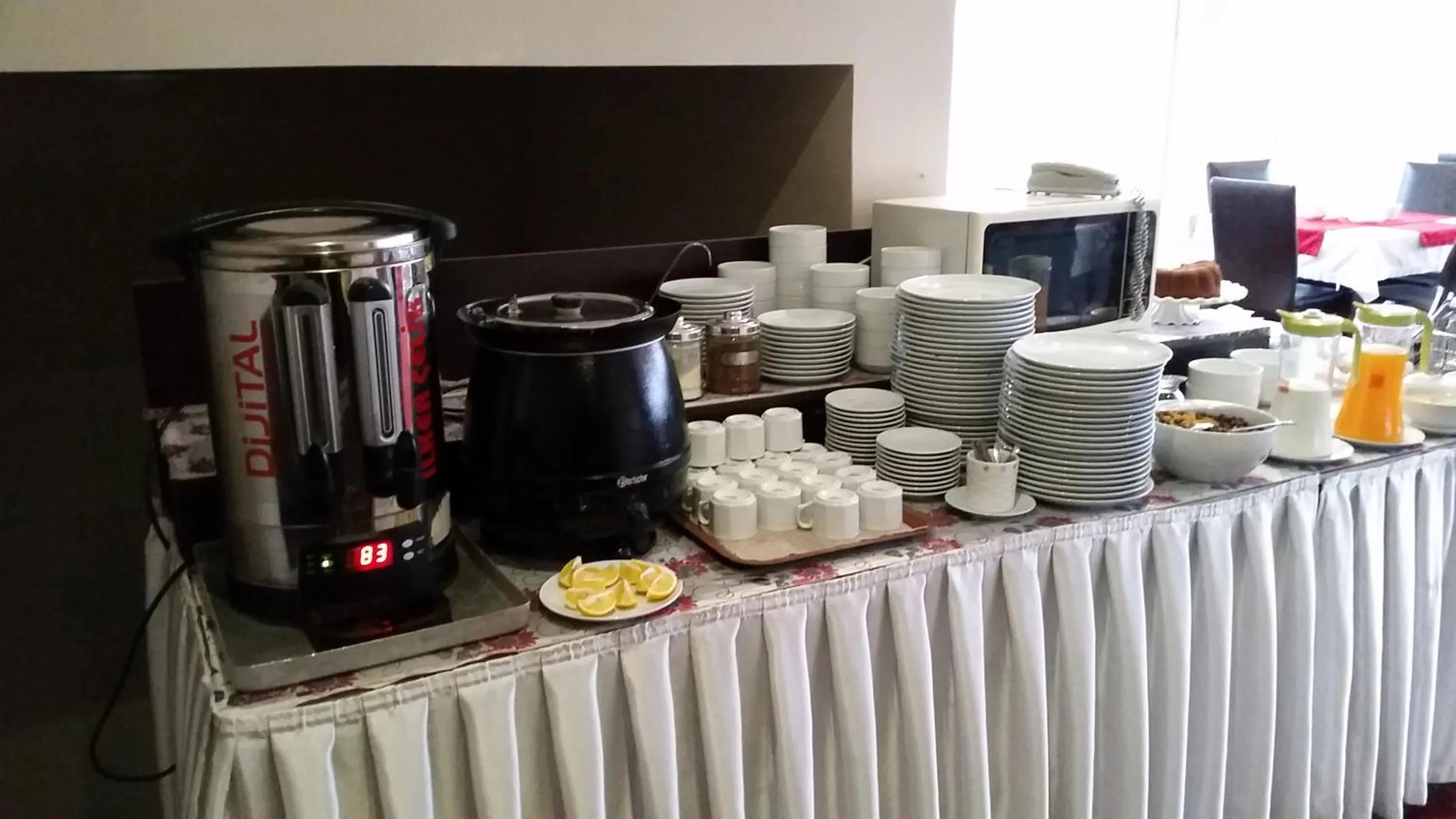 Restaurant/places to eat in Kent Hotel