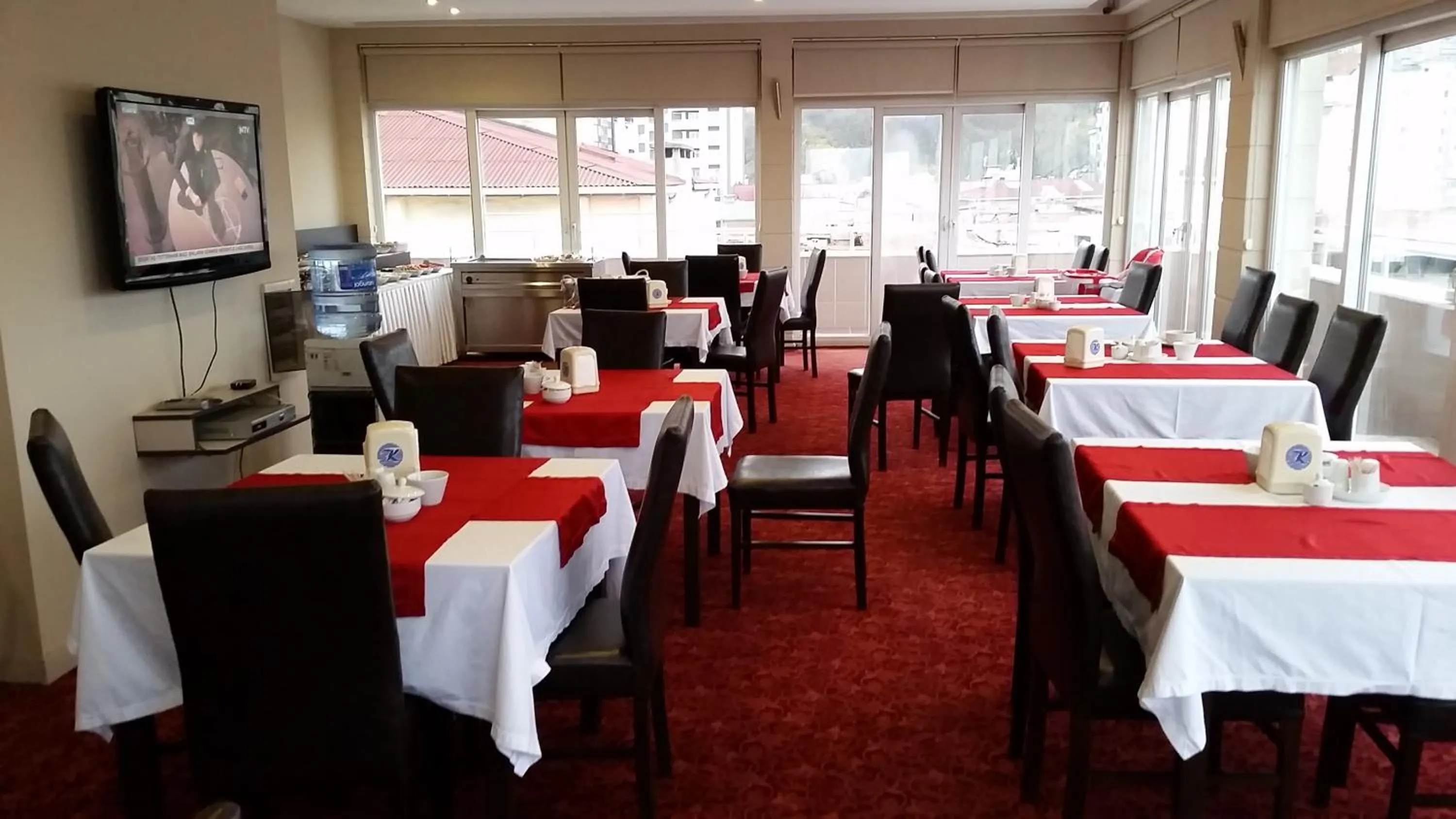 Restaurant/places to eat in Kent Hotel