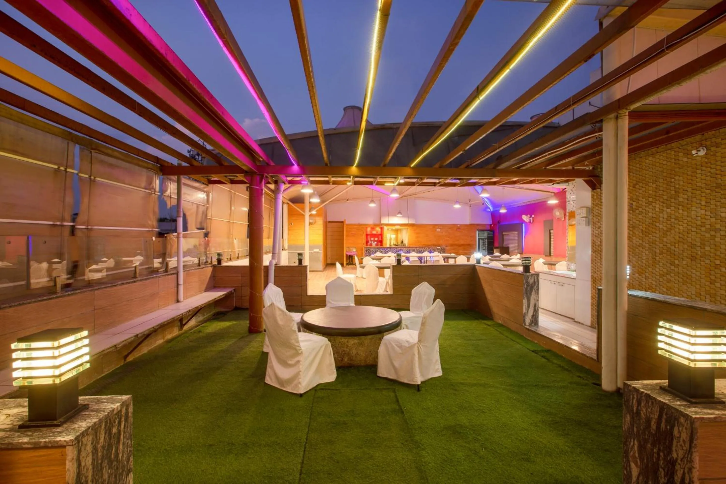 Restaurant/places to eat in Townhouse Oak JVH Hotel Bangalore