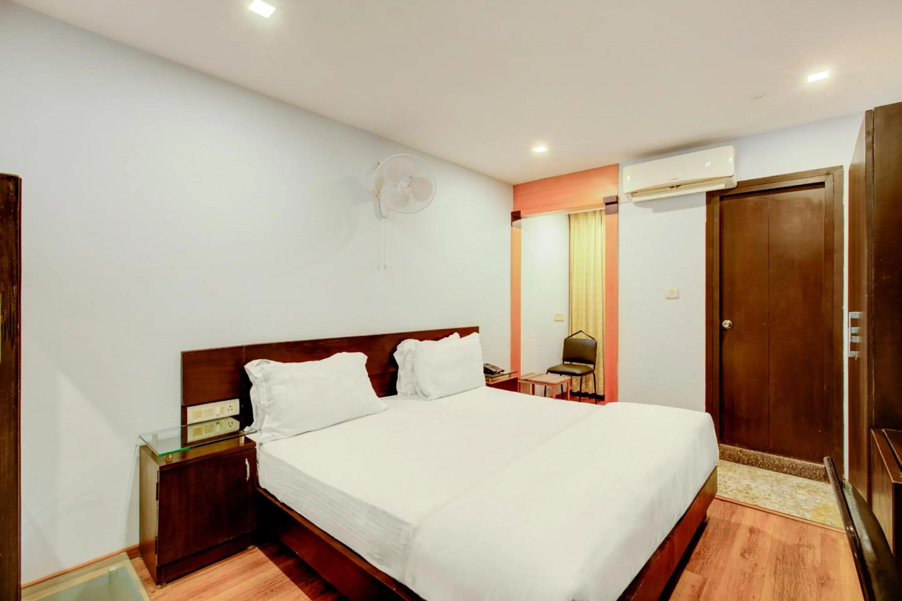Comfort Triple Room with Shower - single occupancy in Townhouse Oak JVH Hotel Bangalore