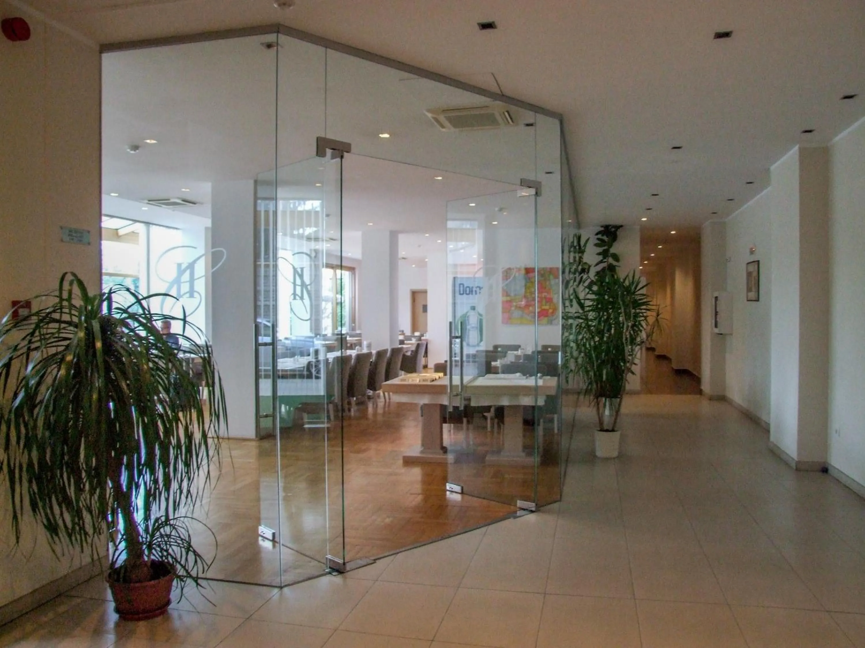 Restaurant/places to eat in Hotel Satu Mare City