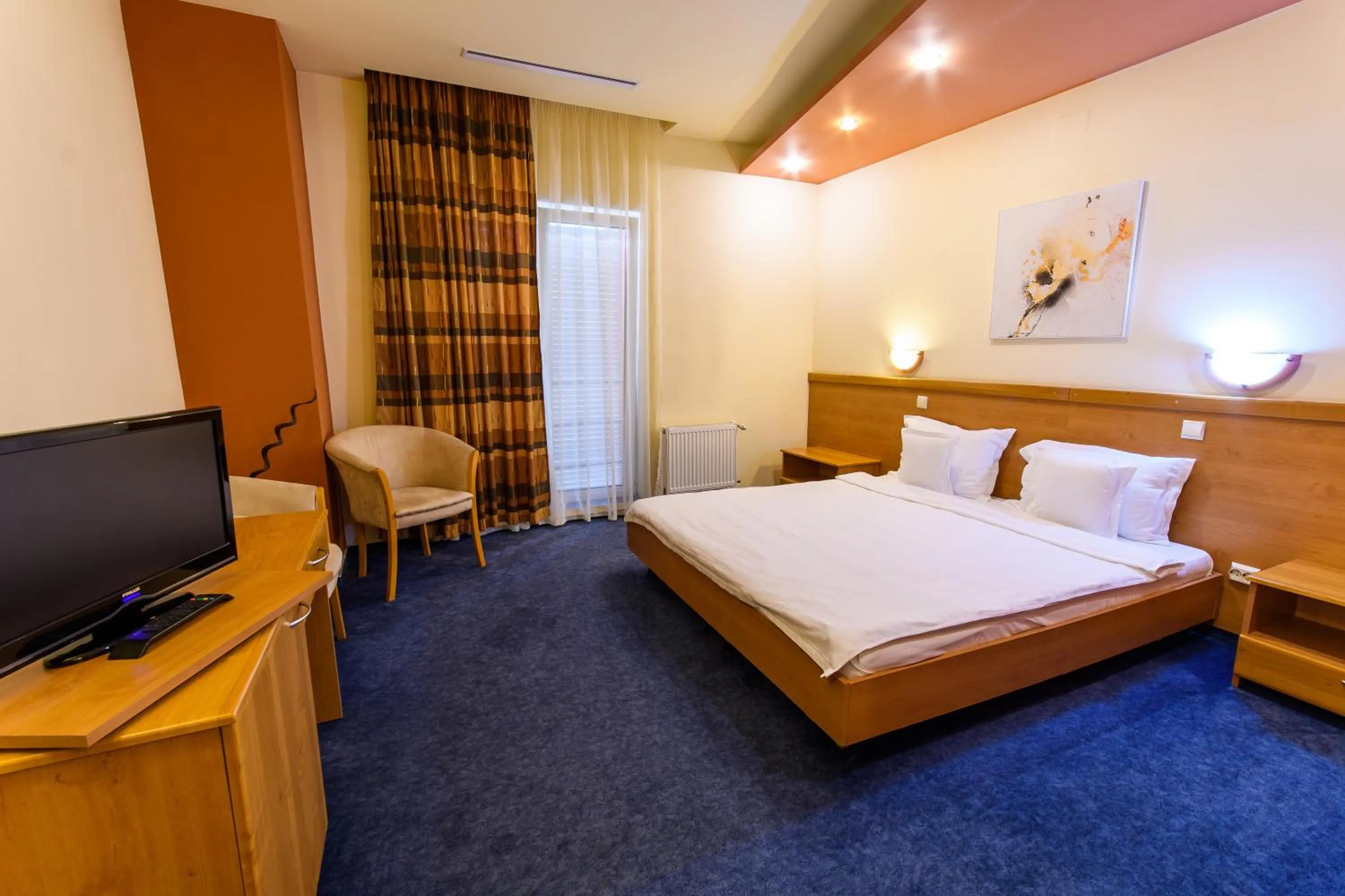 Photo of the whole room, Bed in Hotel Torontal