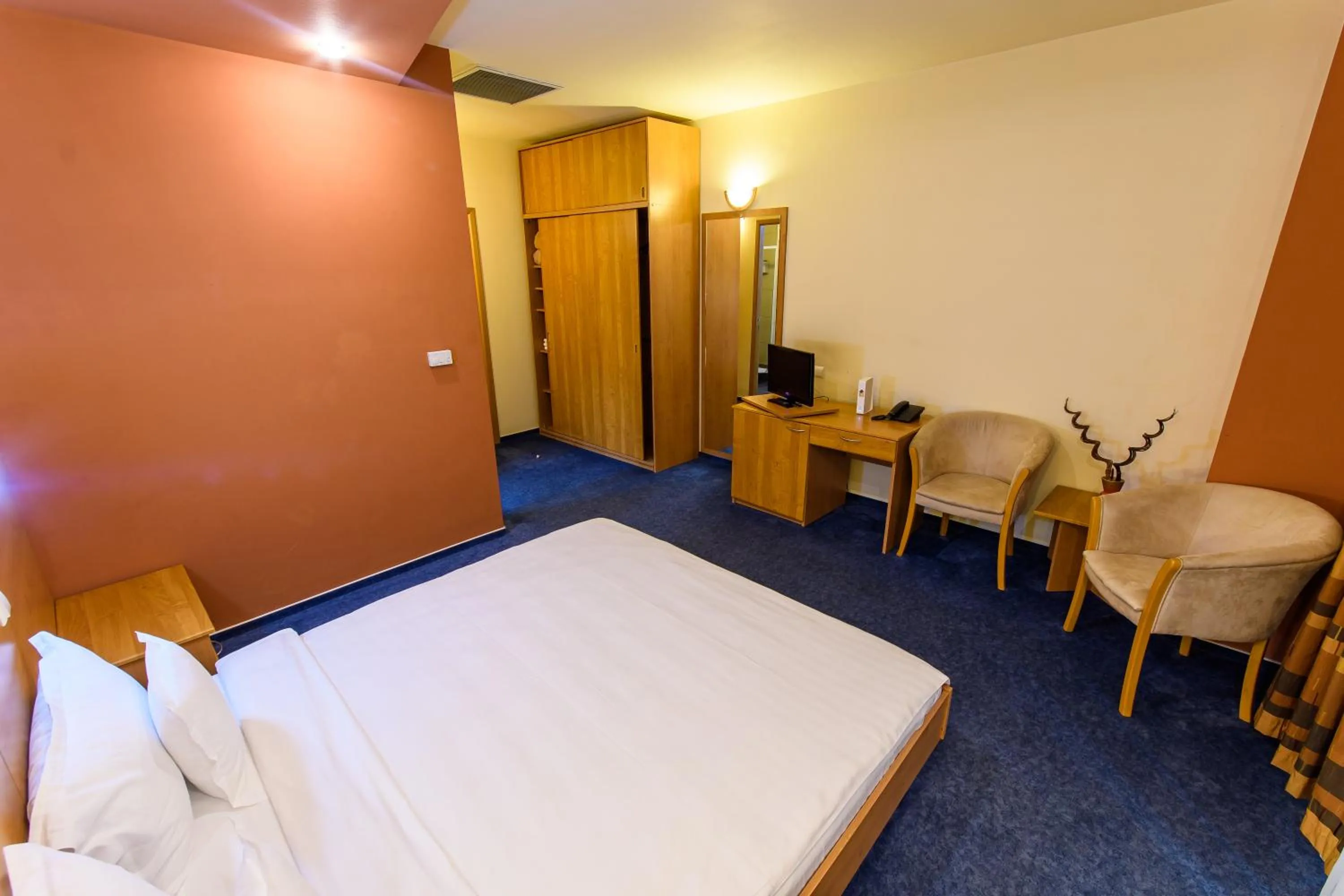 Photo of the whole room, Bed in Hotel Torontal