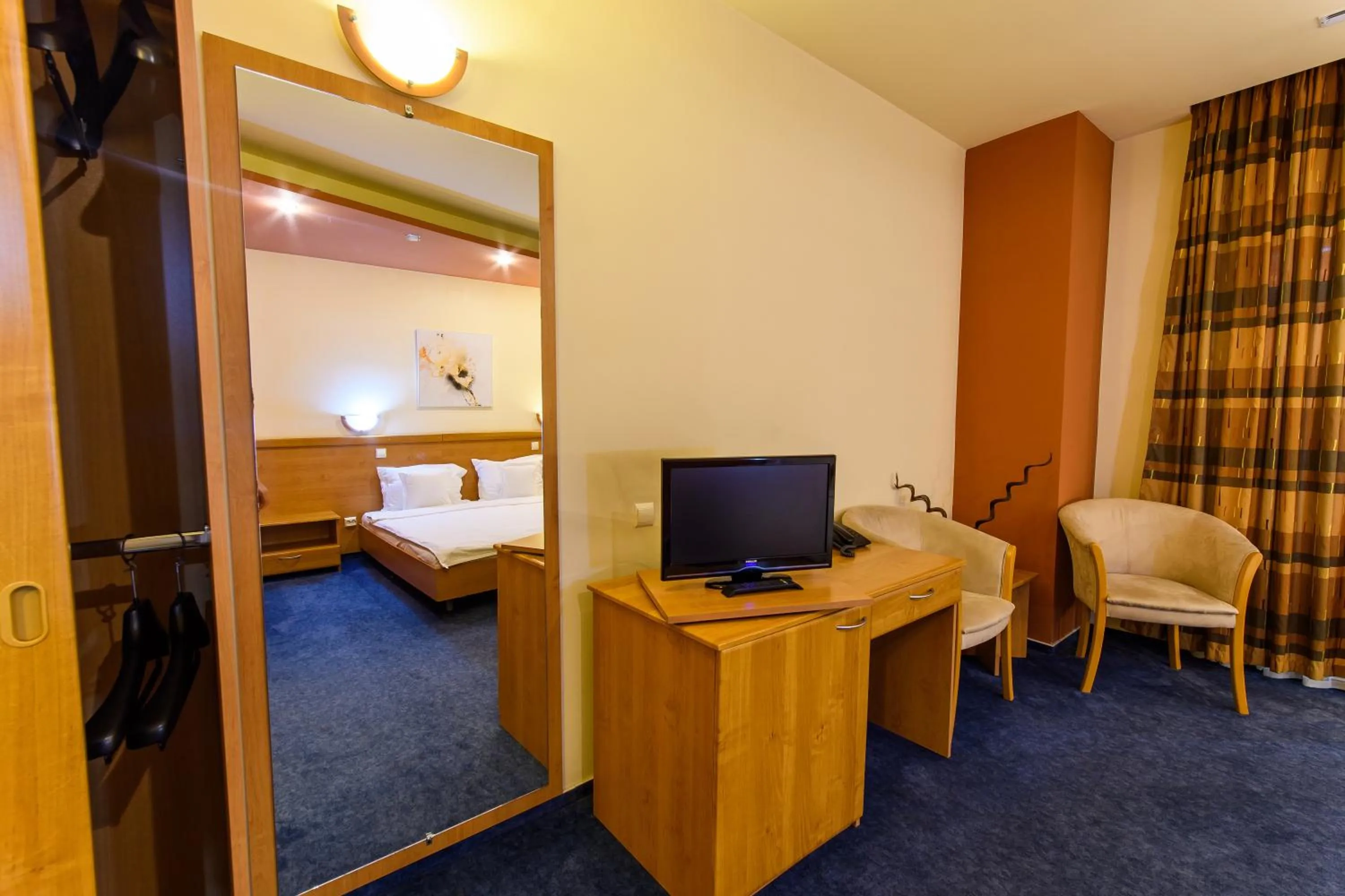 Photo of the whole room, Bed in Hotel Torontal