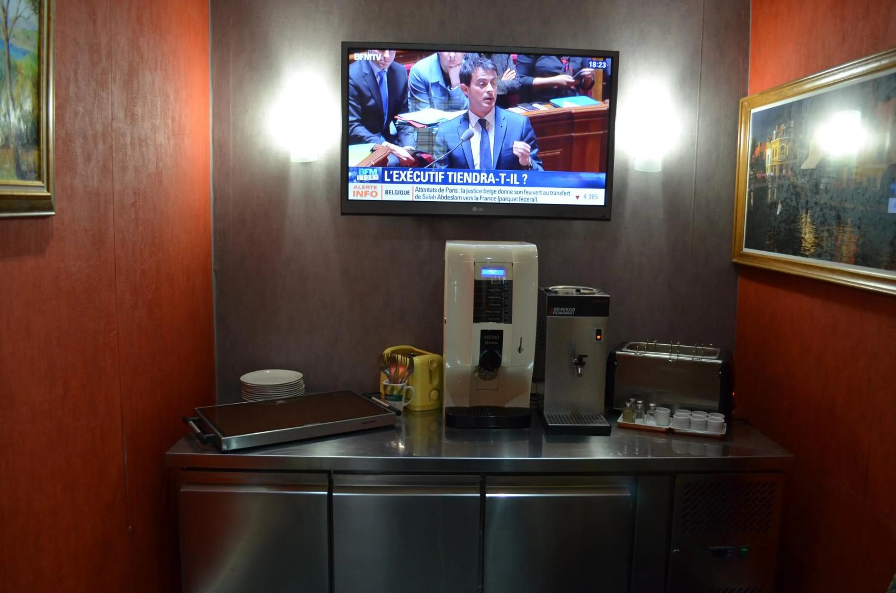 TV and multimedia in Hotel Central Anzac