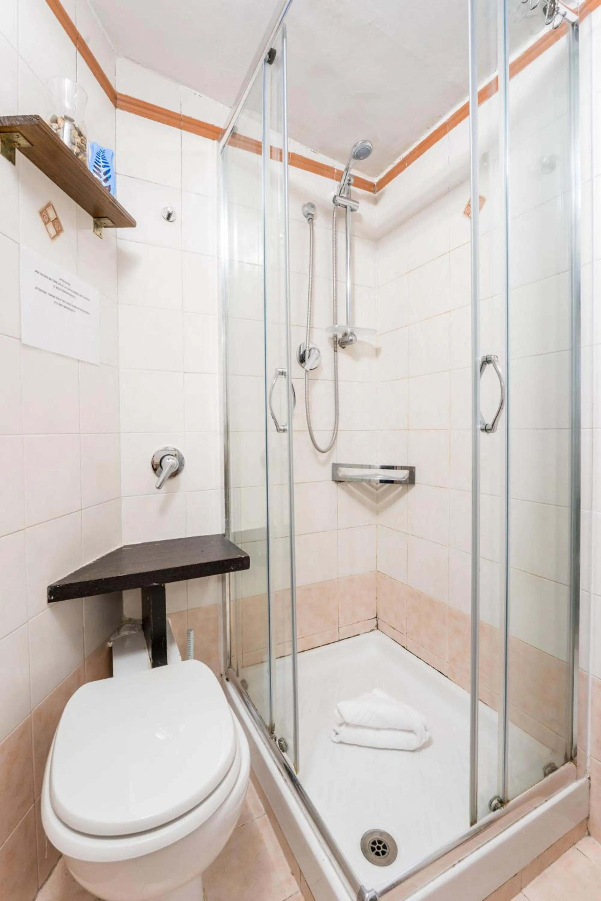 Shower in FL Apartments Al Mattonato n4