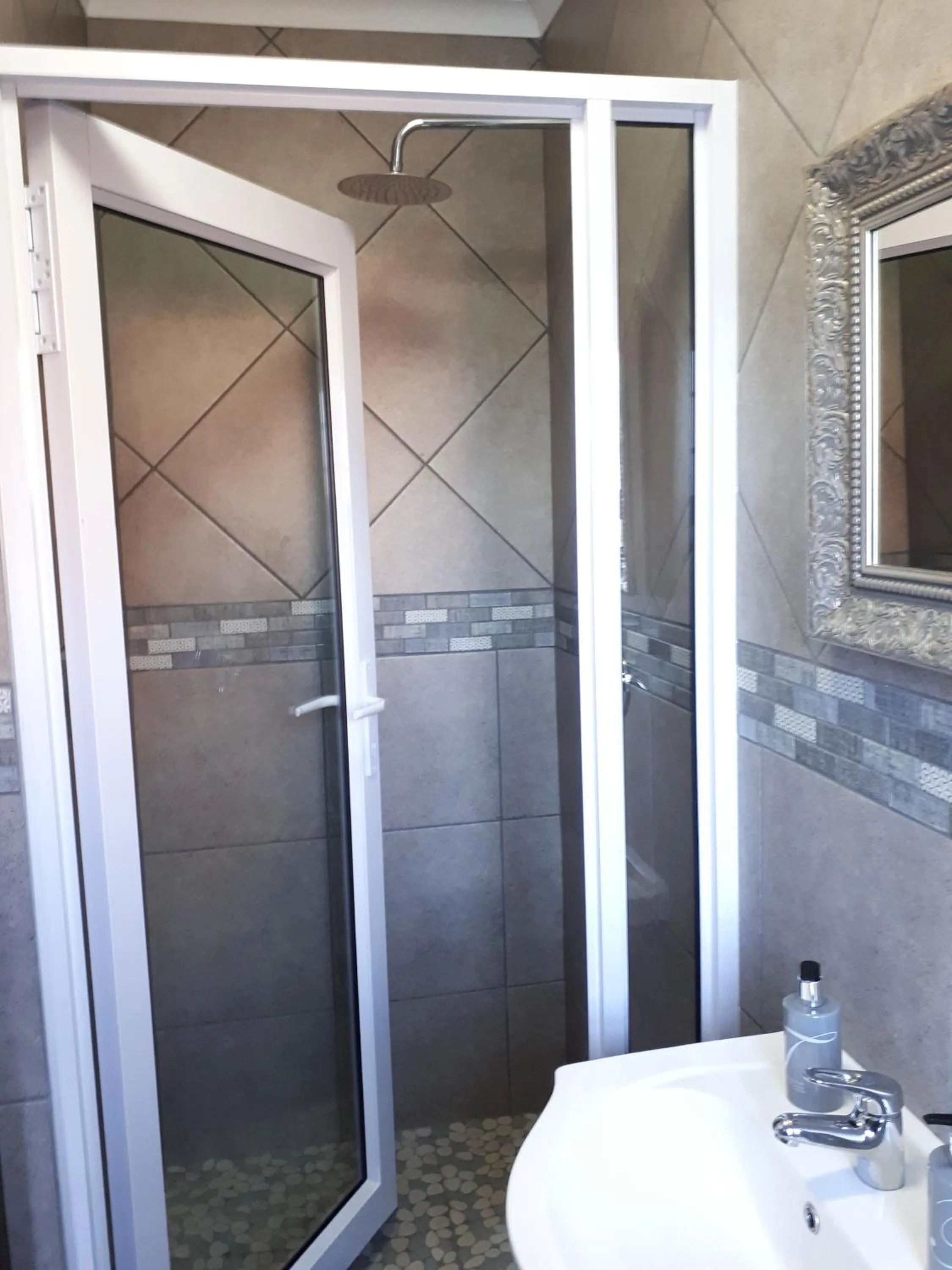 Shower in Blue Sea Guest House