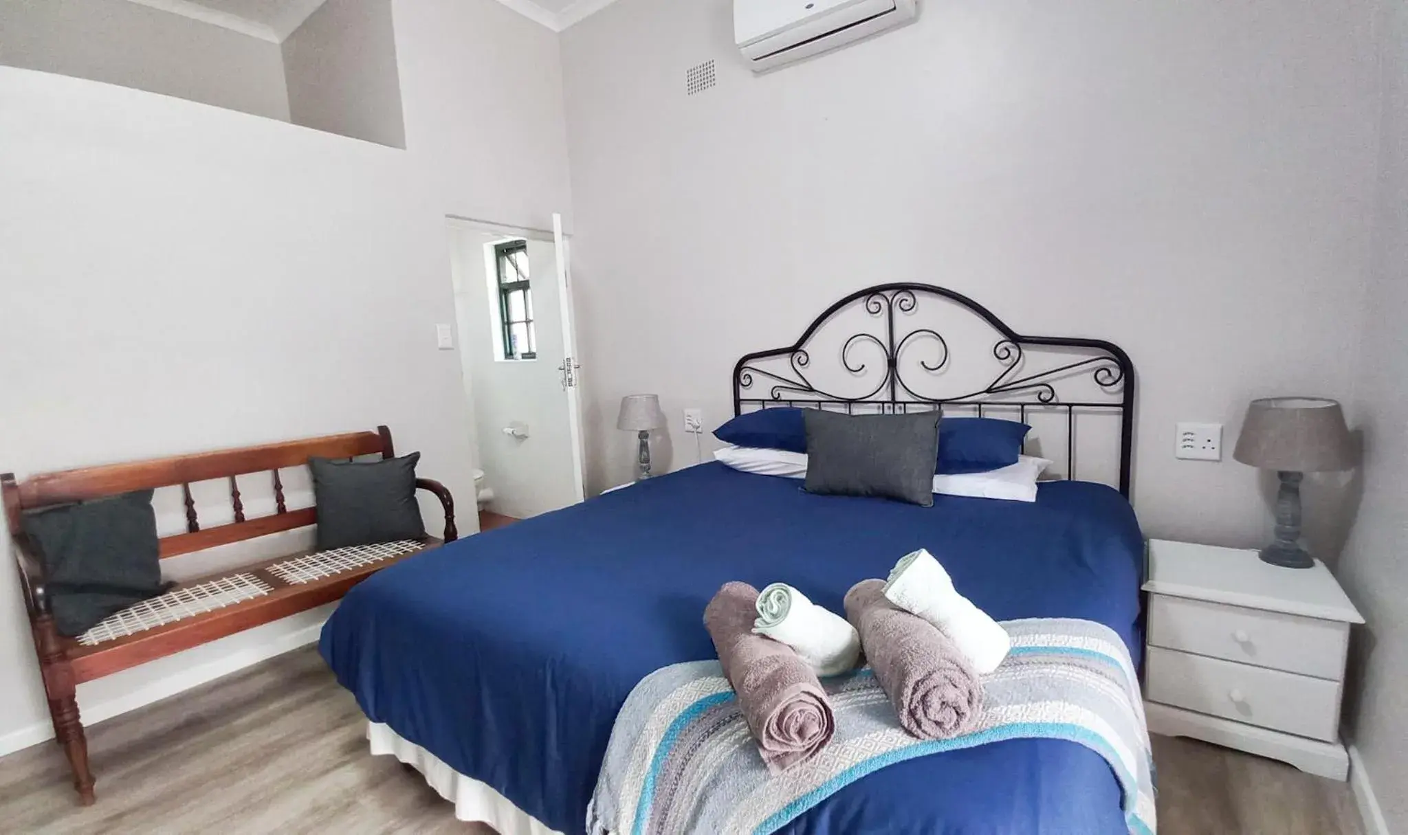 King Room with Garden View - single occupancy in Koo Karoo Guest Lodge and Self Catering King Room with Garden View - single occupancy in Koo Karoo Guest Lodge and Self Catering