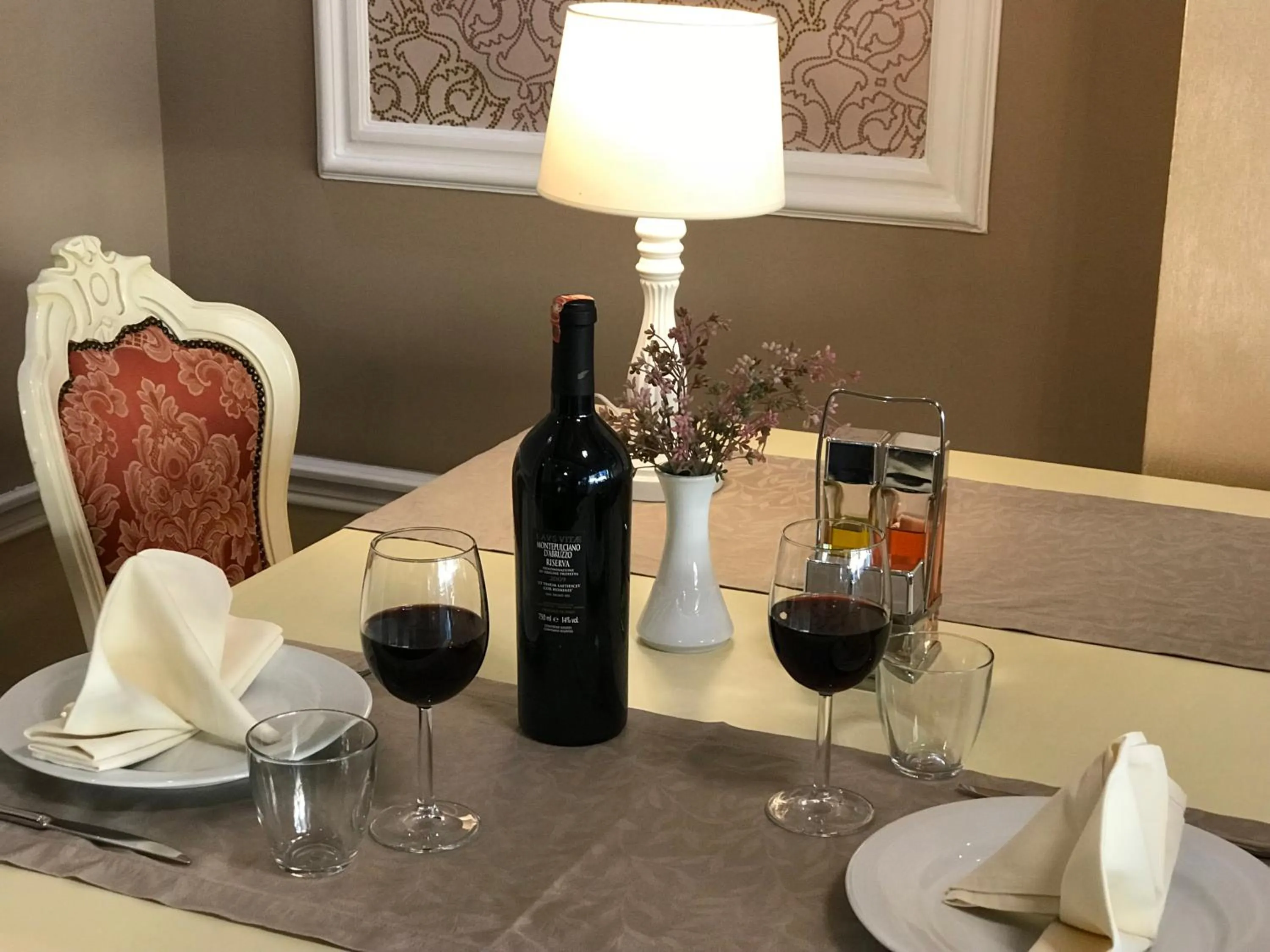 Food and drinks in Hotel Deluxe