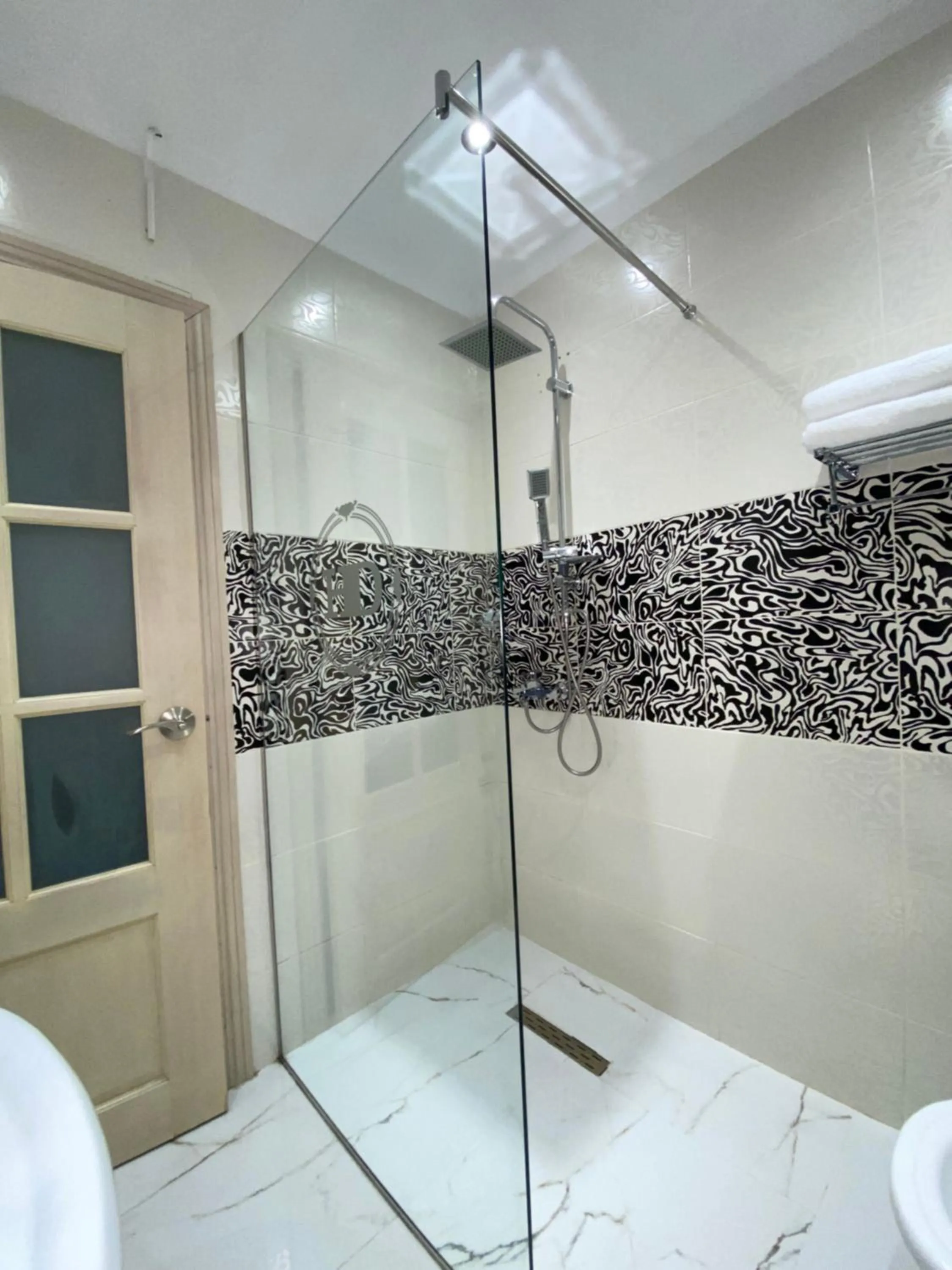 Shower in Hotel Deluxe