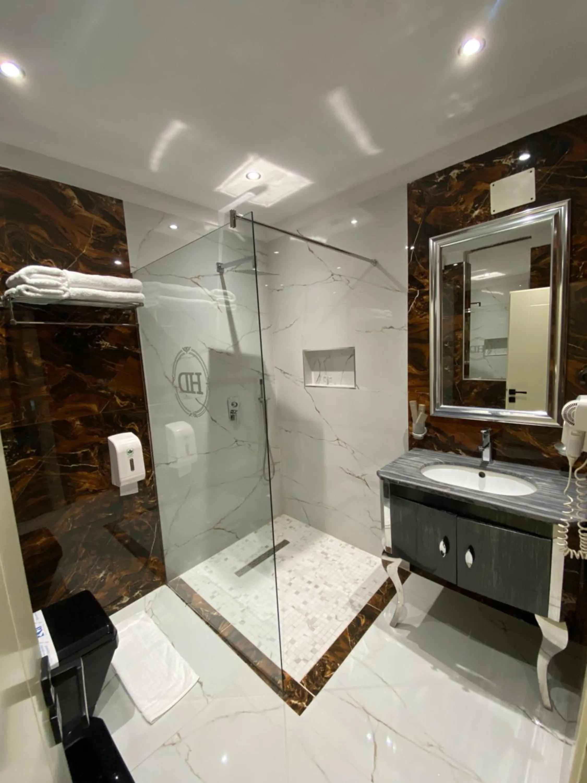 Shower in Hotel Deluxe