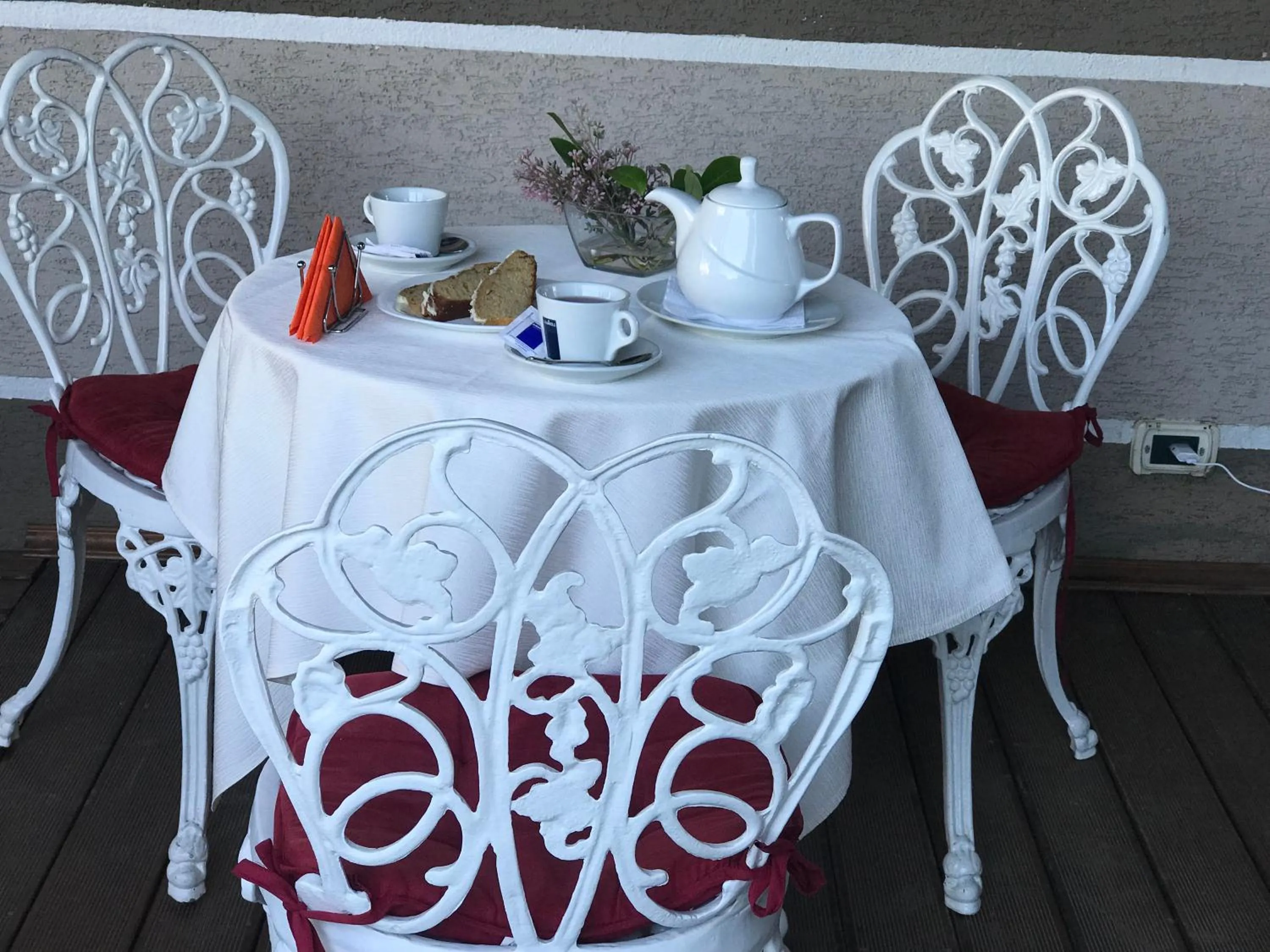 Coffee/tea facilities in Hotel Deluxe