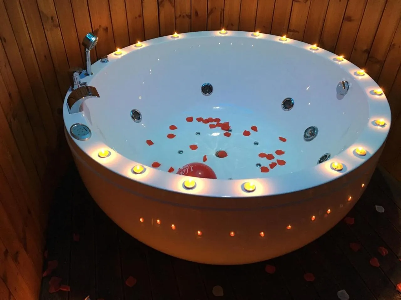 Shower in Hotel Deluxe