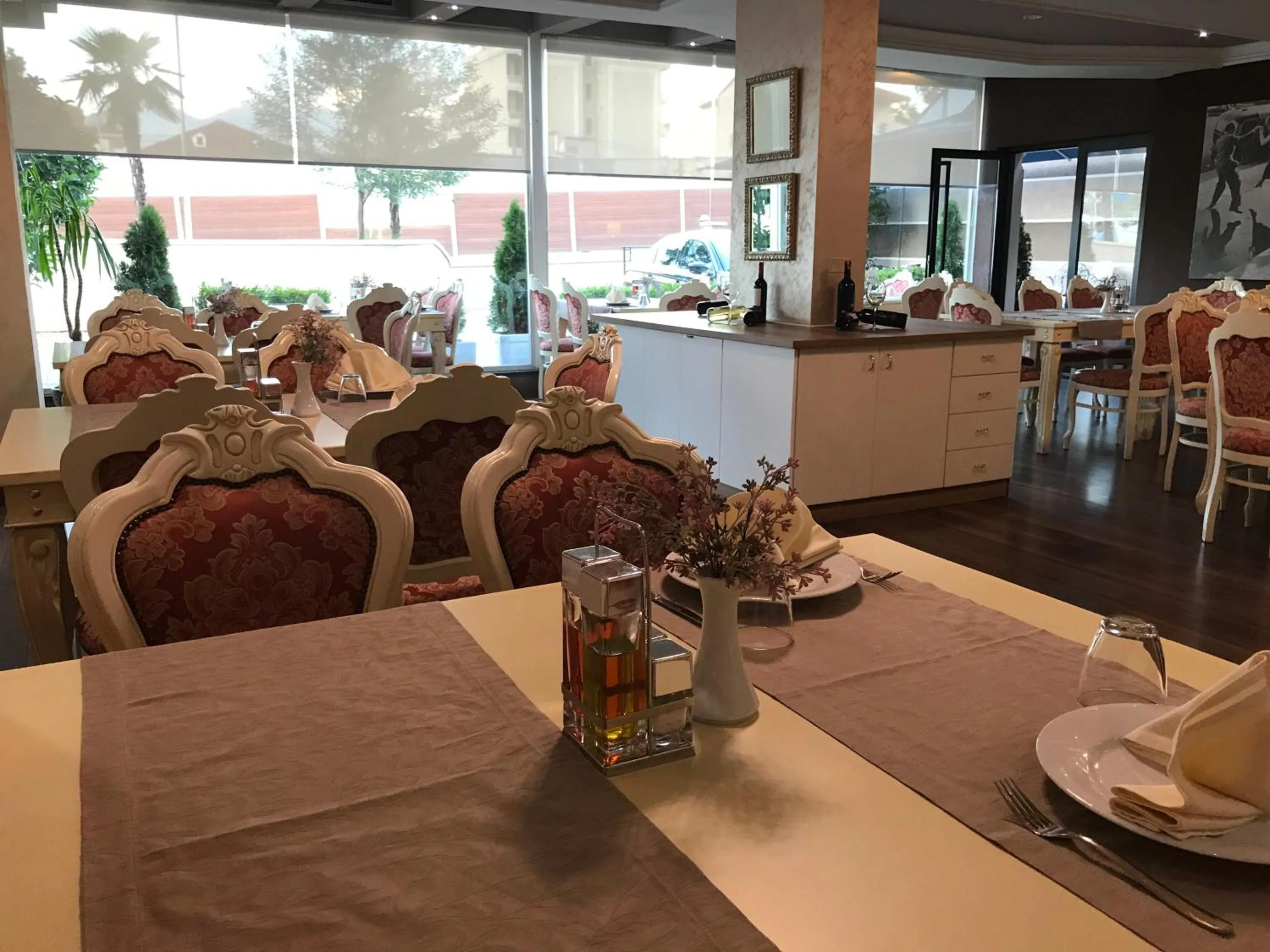 Restaurant/places to eat in Hotel Deluxe