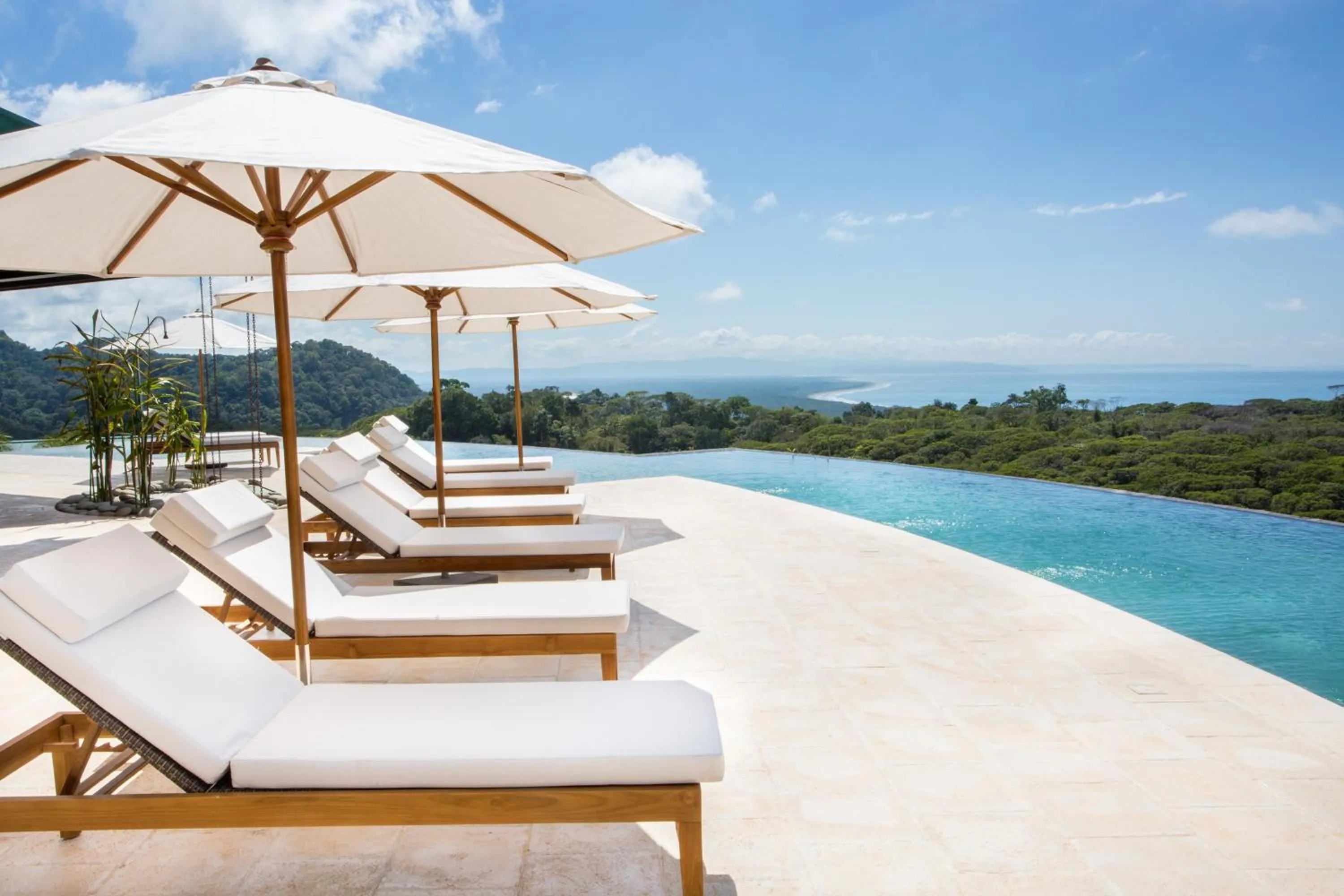 Lounge or bar in Hotel Three Sixty - Adults Only