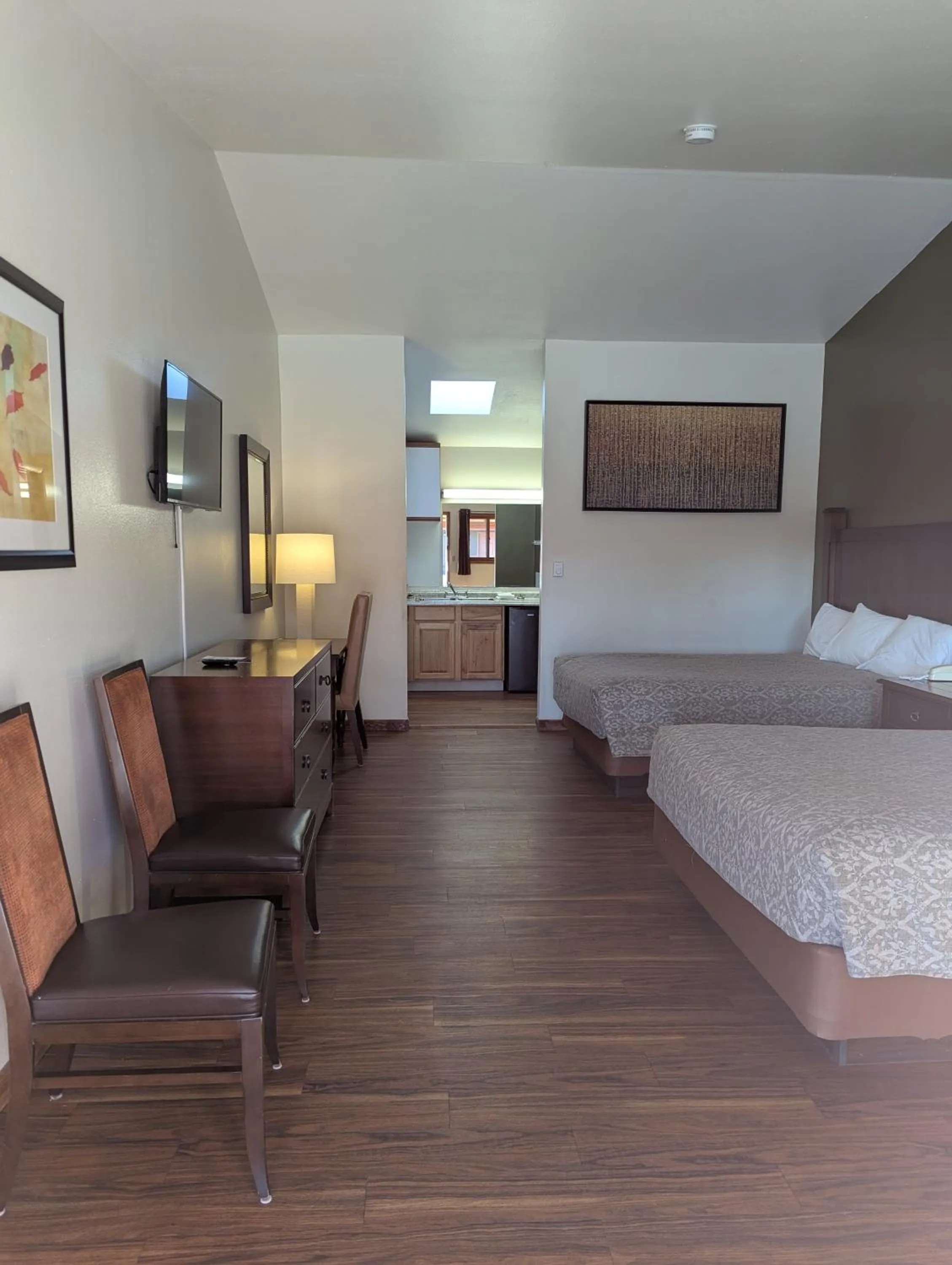 Bed in Western Inn Motel & RV Park