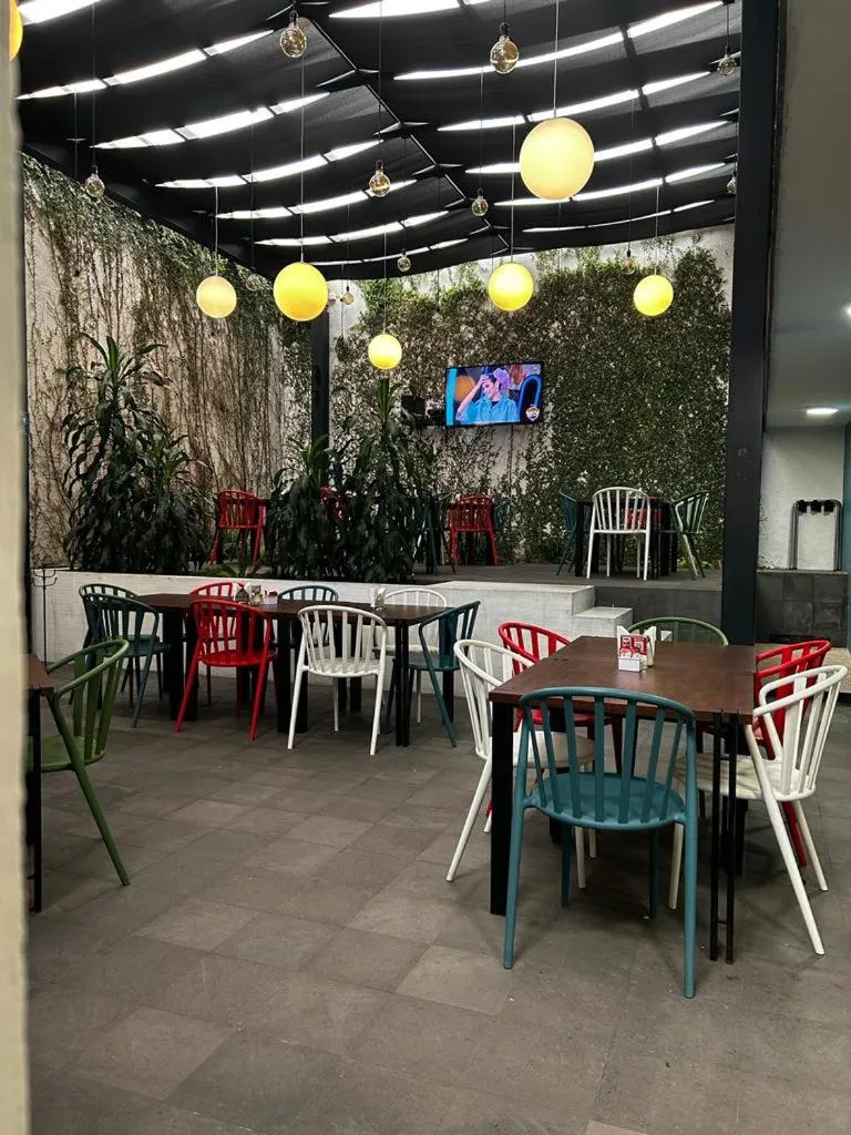 Restaurant/places to eat in Hotel MH