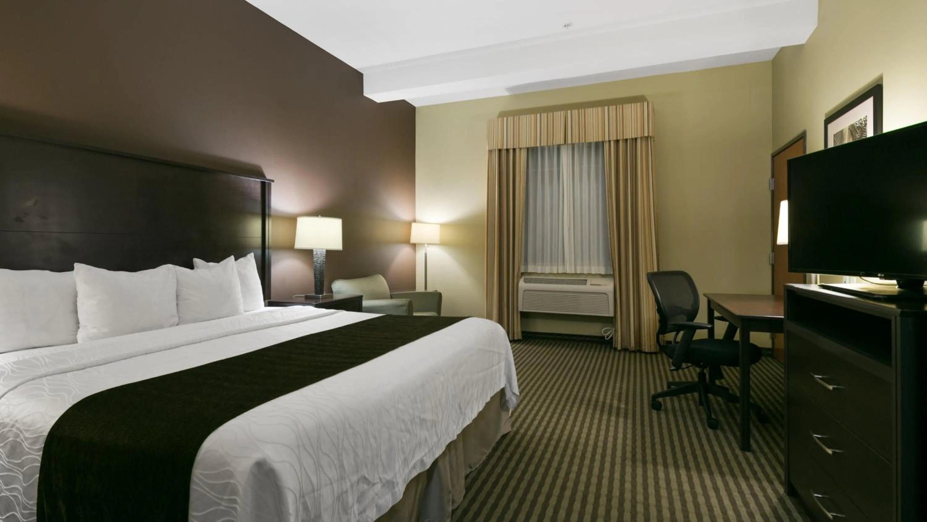 Photo of the whole room, Bed in Best Western Plus Port of Camas-Washougal Convention Center