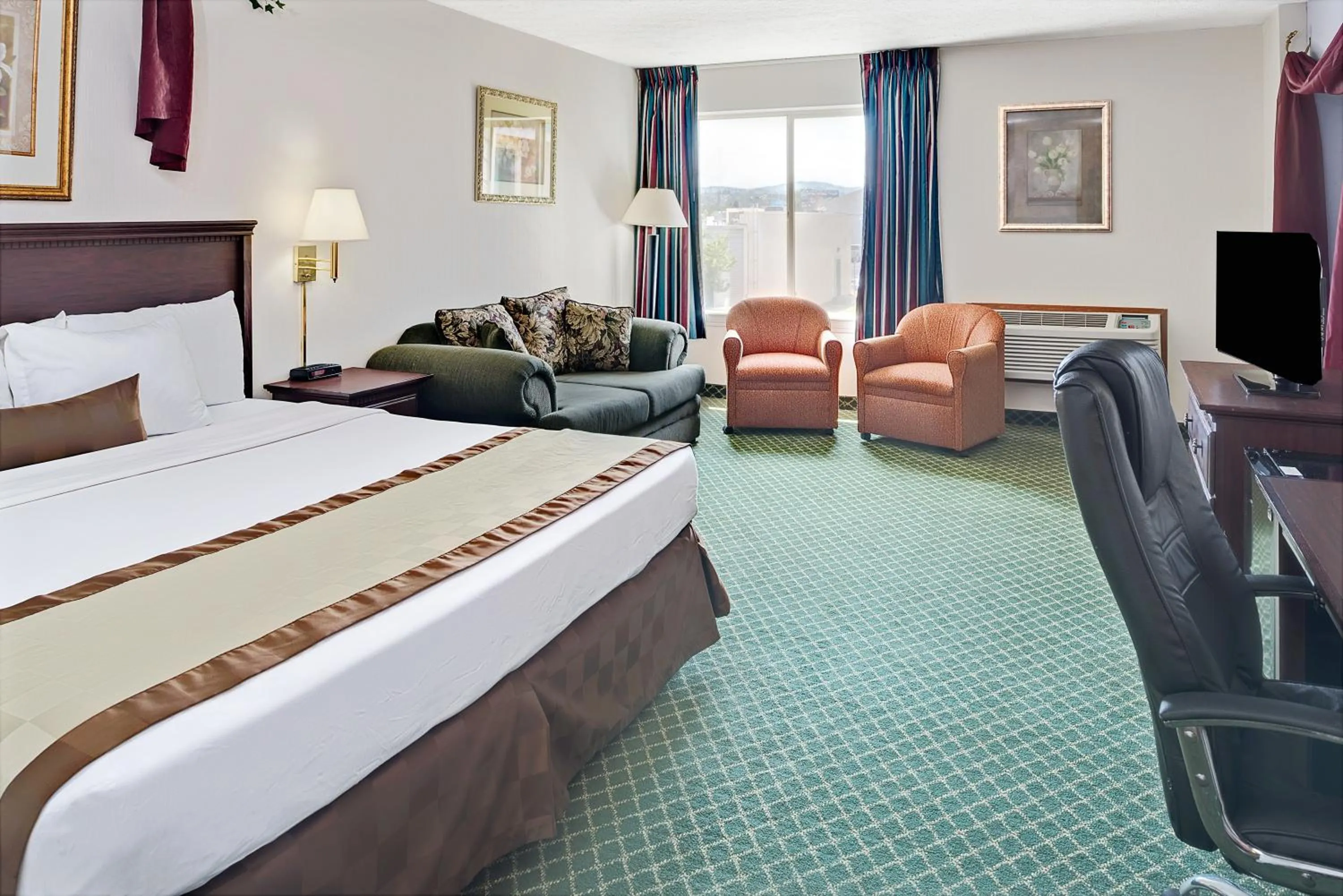 Bedroom in Ramada by Wyndham Spokane Valley