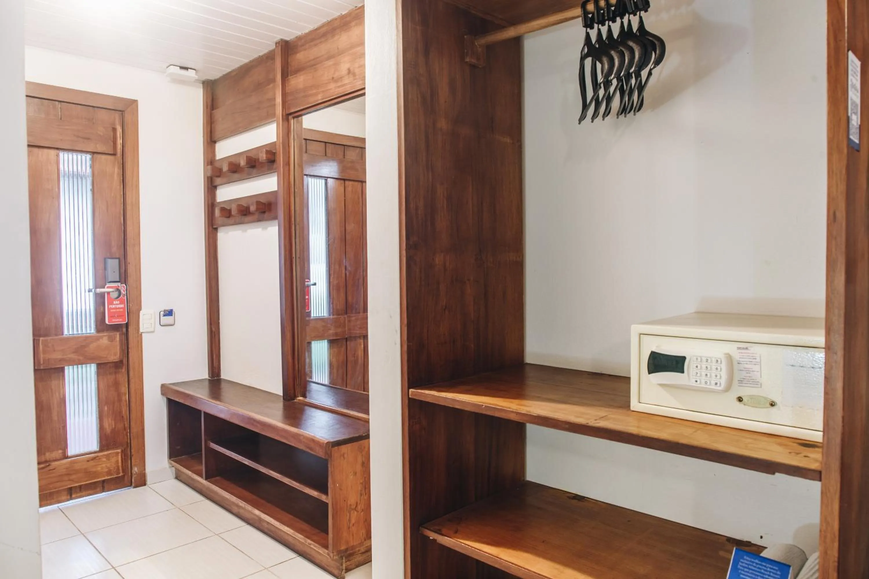 wardrobe in Jardim Atlântico Beach Resort