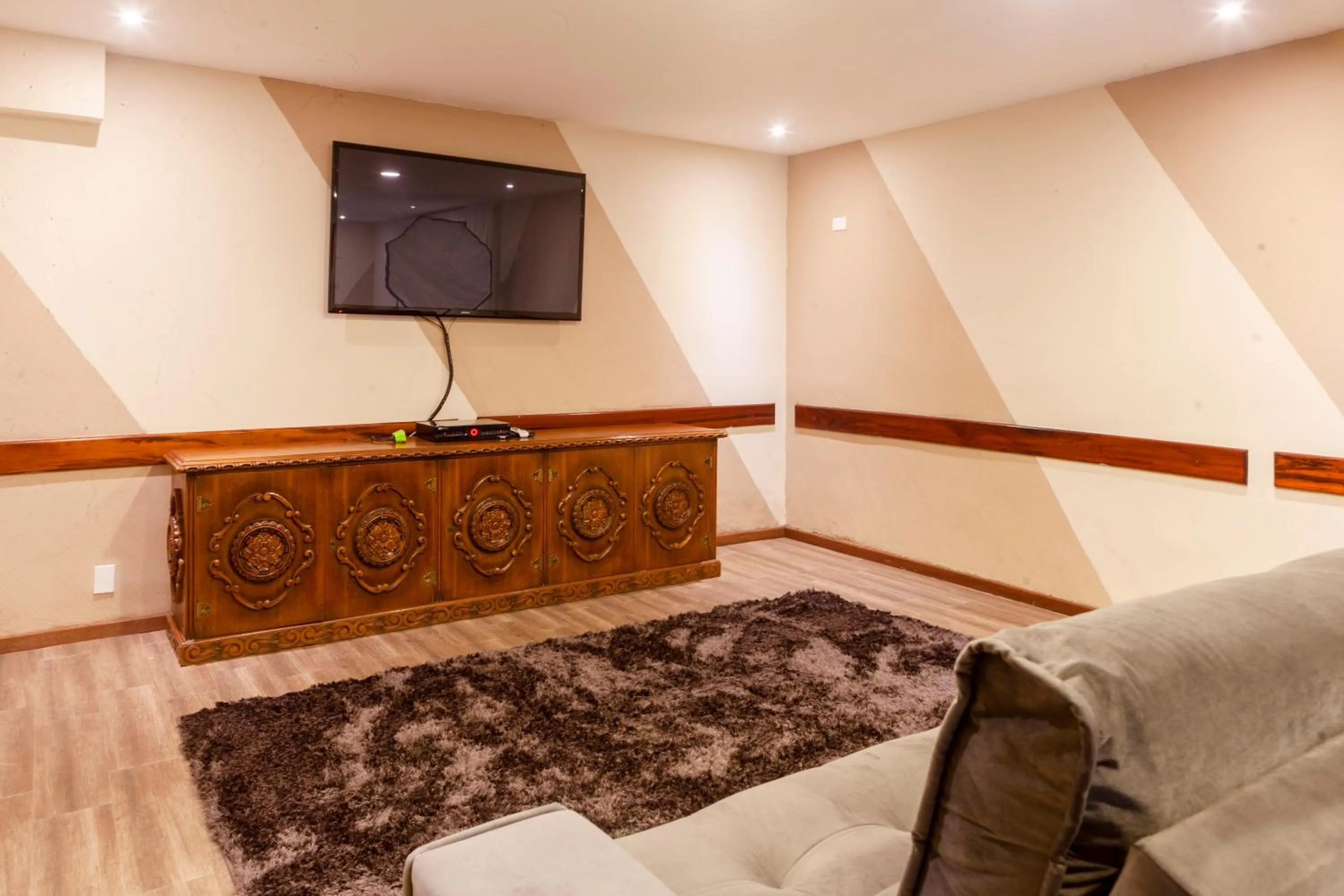 Communal lounge/ TV room in Hotel Leão da Montanha