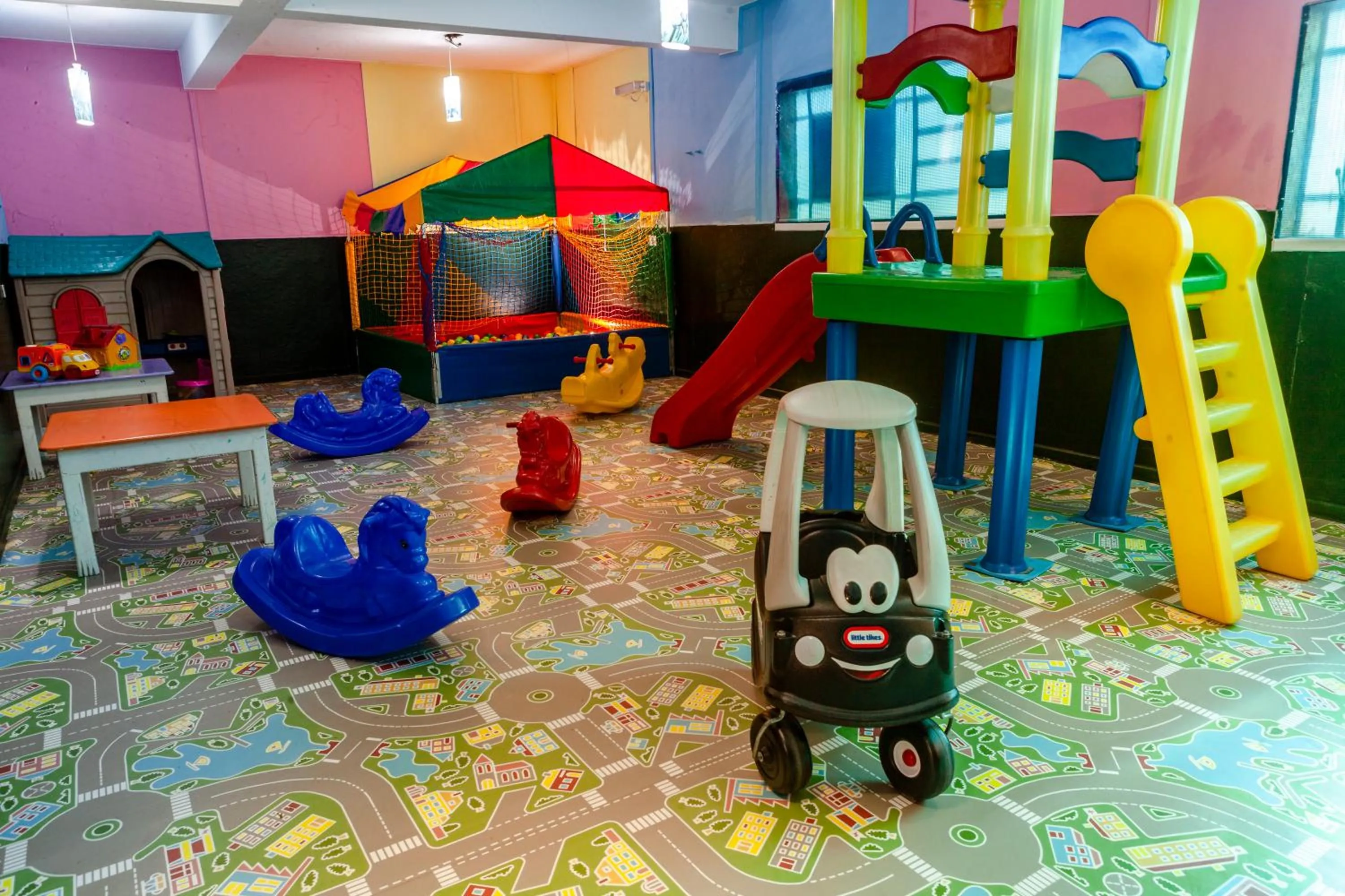 Children play ground in Hotel Leão da Montanha