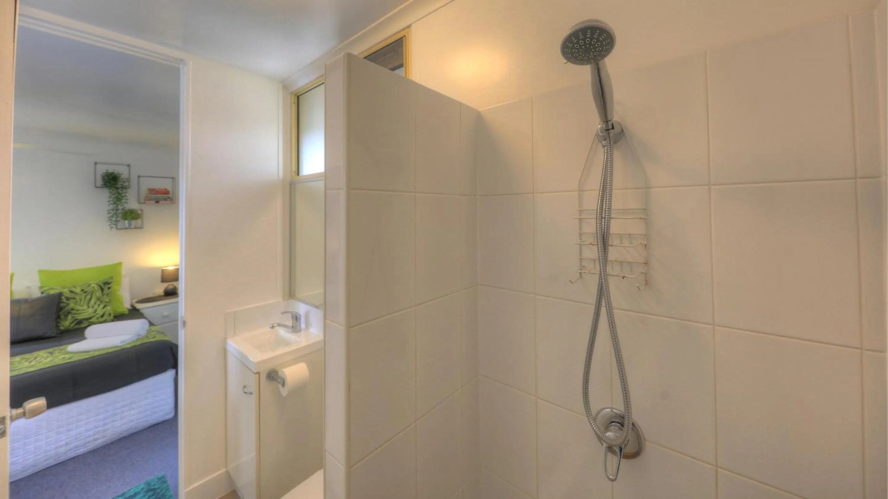 Bathroom, Bed in Maroochy River Bungalows