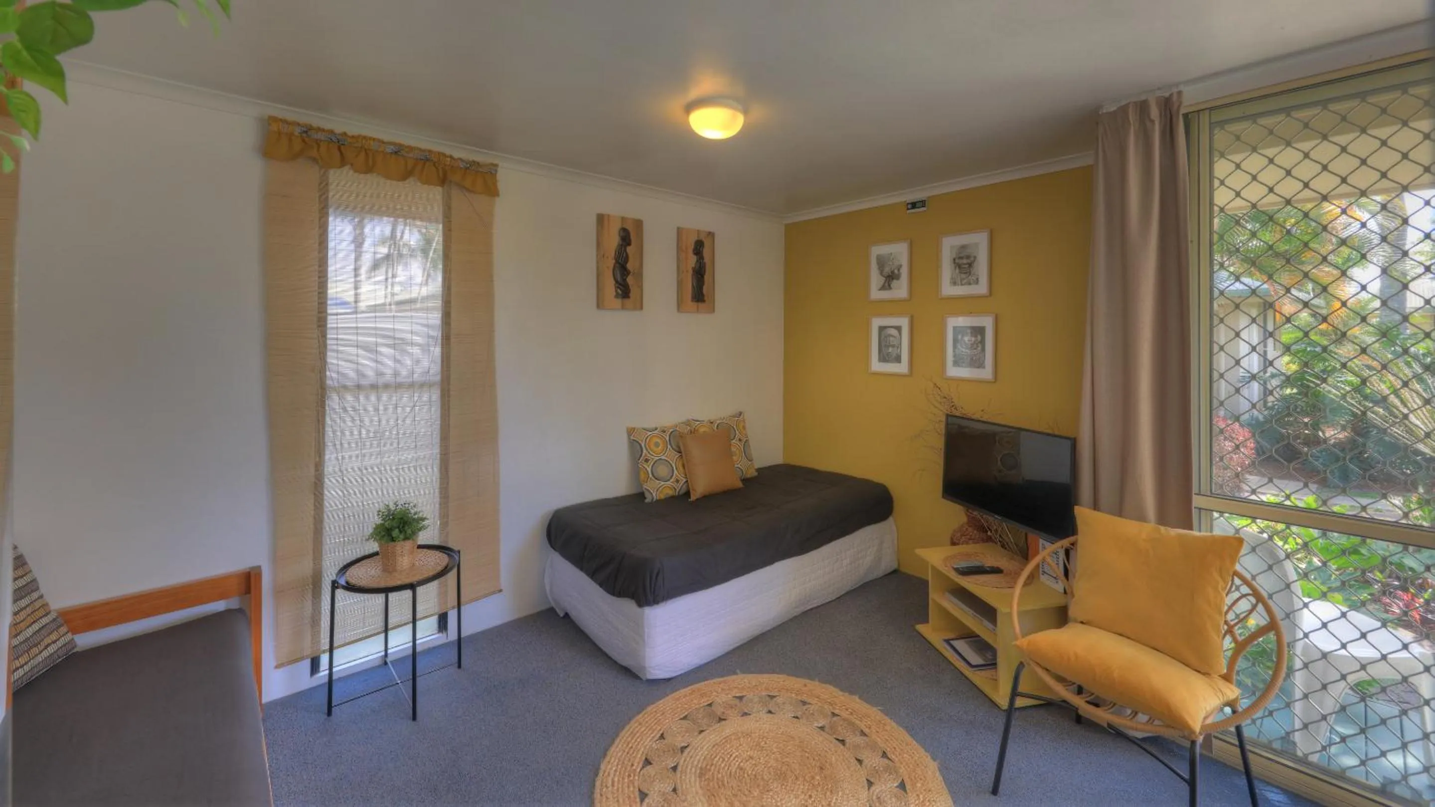 Living room, Bed in Maroochy River Bungalows