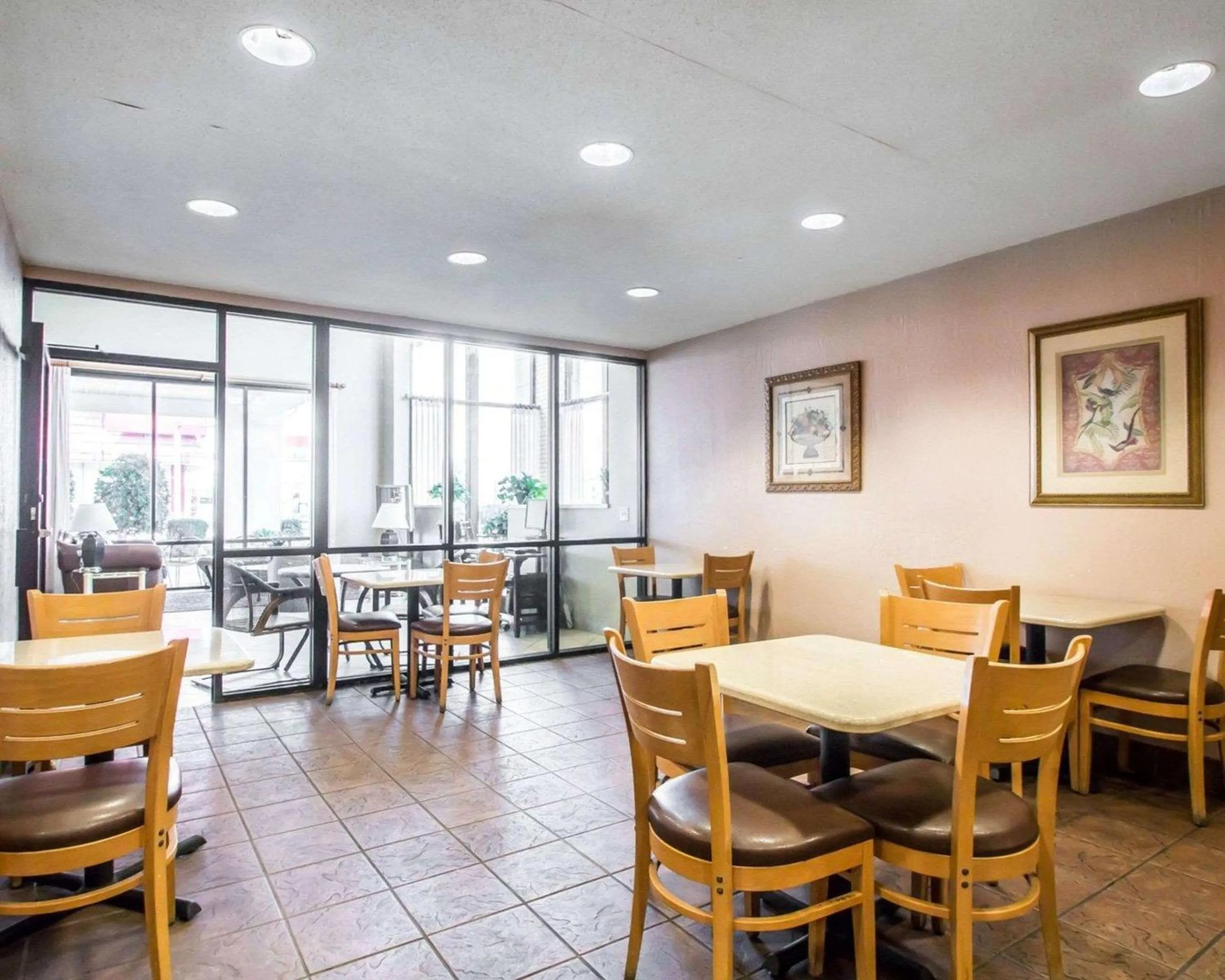 Restaurant/places to eat in Econo Lodge Springfield I-44