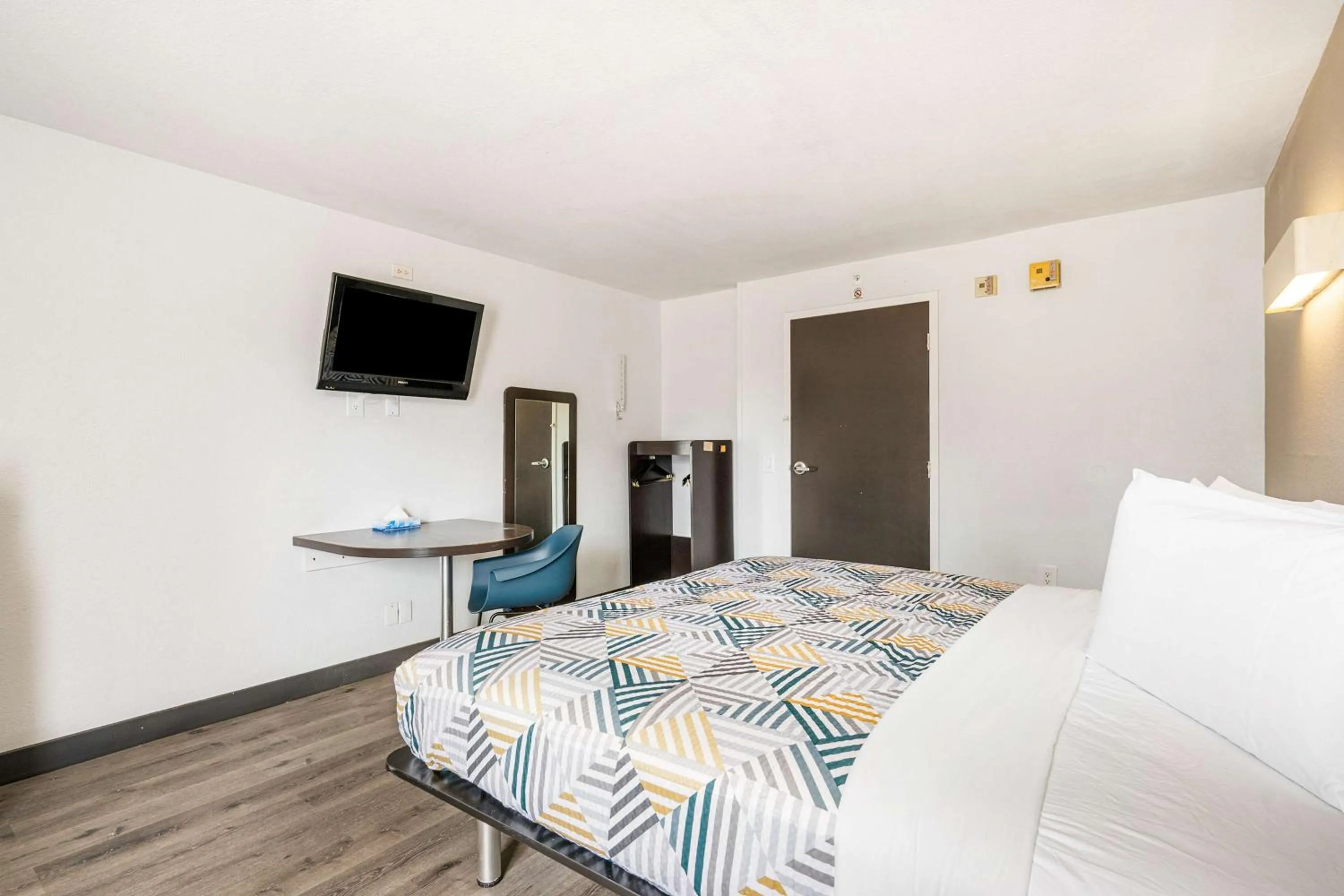 Bedroom, Bed in Motel 6 - Augusta, GA