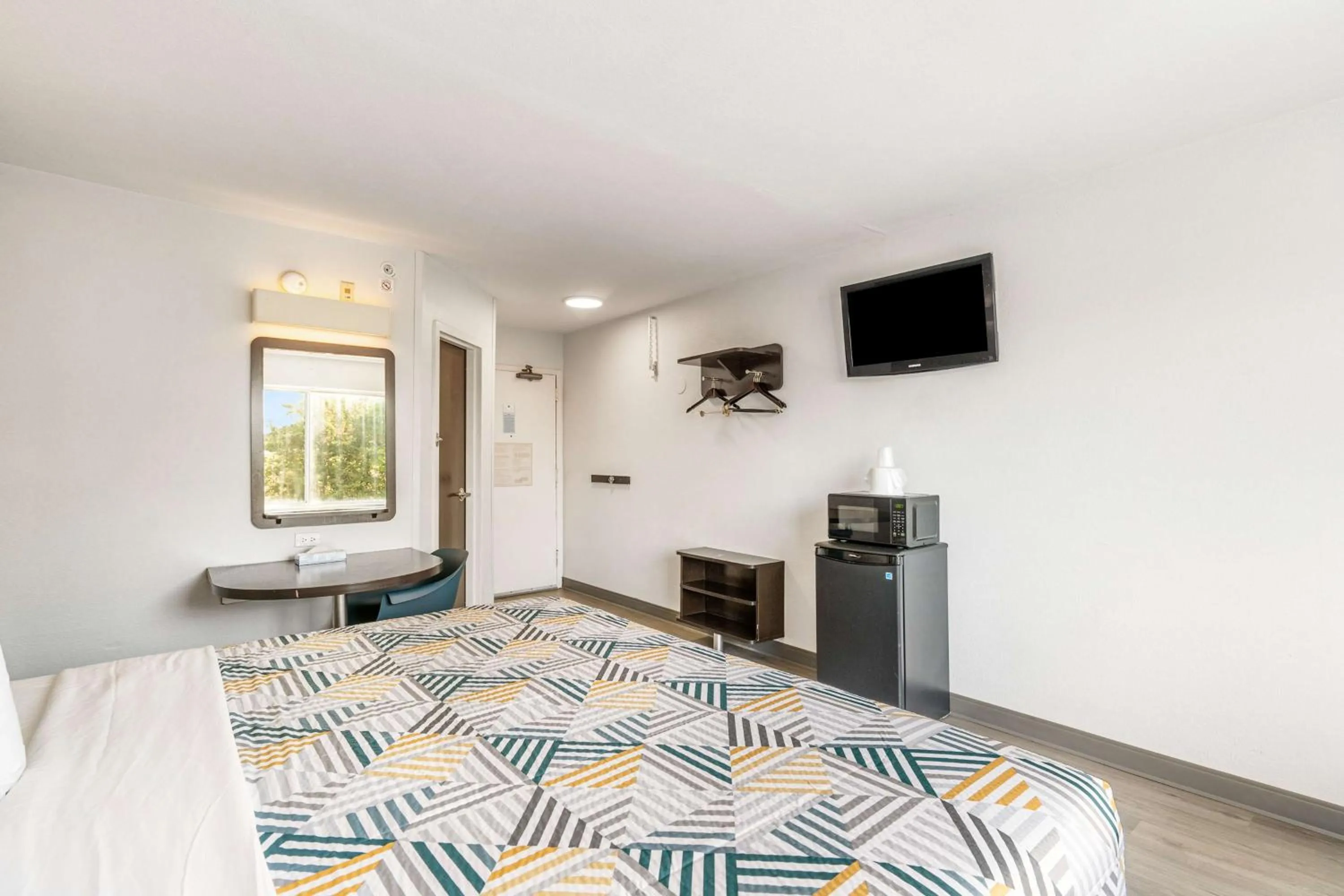 Bedroom, Bed in Motel 6 - Augusta, GA