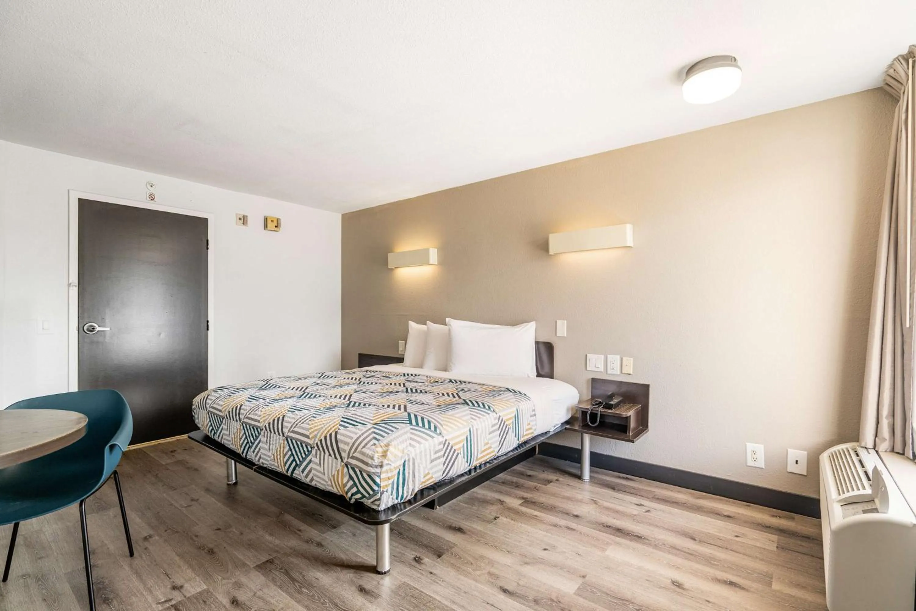 Bedroom, Bed in Motel 6 - Augusta, GA