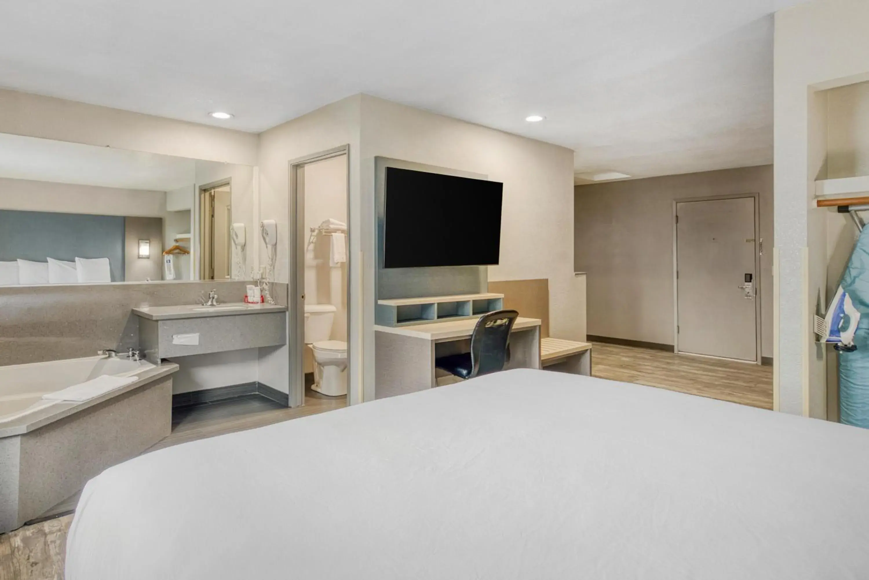 King Suite with Sofa and Jetted Tub - Smoking in SureStay Hotel by Best Western Ukiah King Suite with Sofa and Jetted Tub - Smoking in SureStay Hotel by Best Western Ukiah