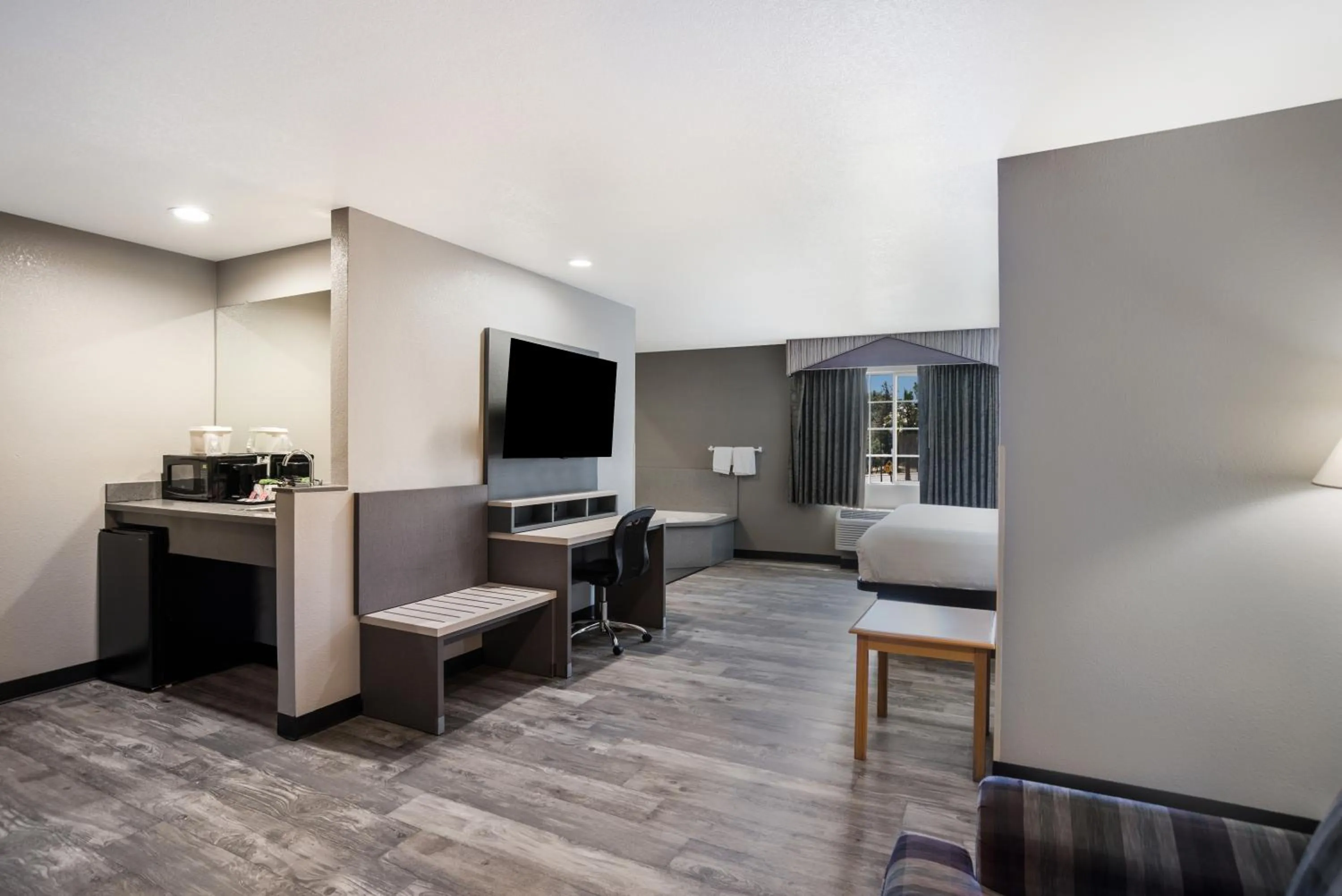 Bedroom in SureStay Hotel by Best Western Ukiah