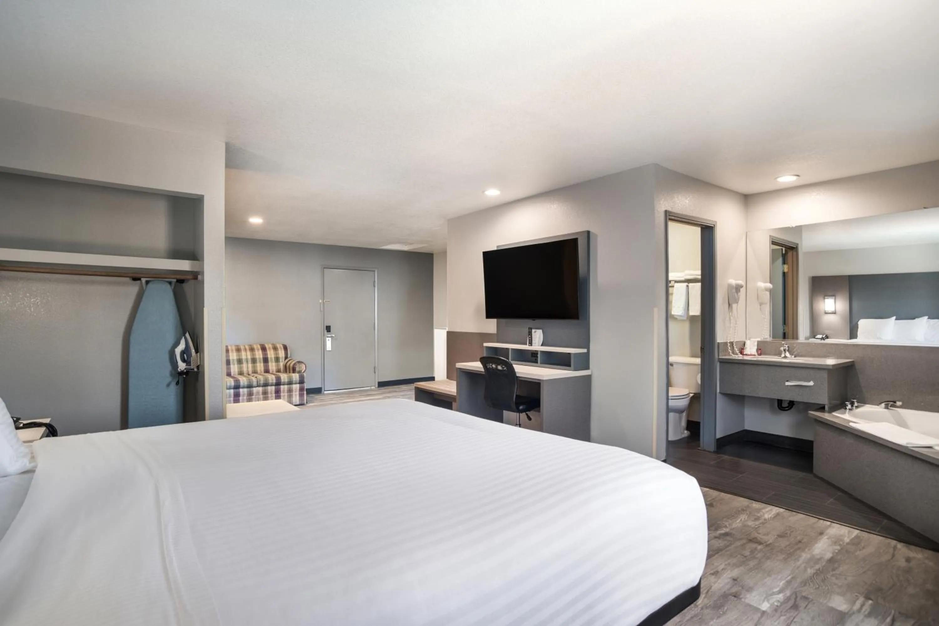 Bedroom, Bed in SureStay Hotel by Best Western Ukiah