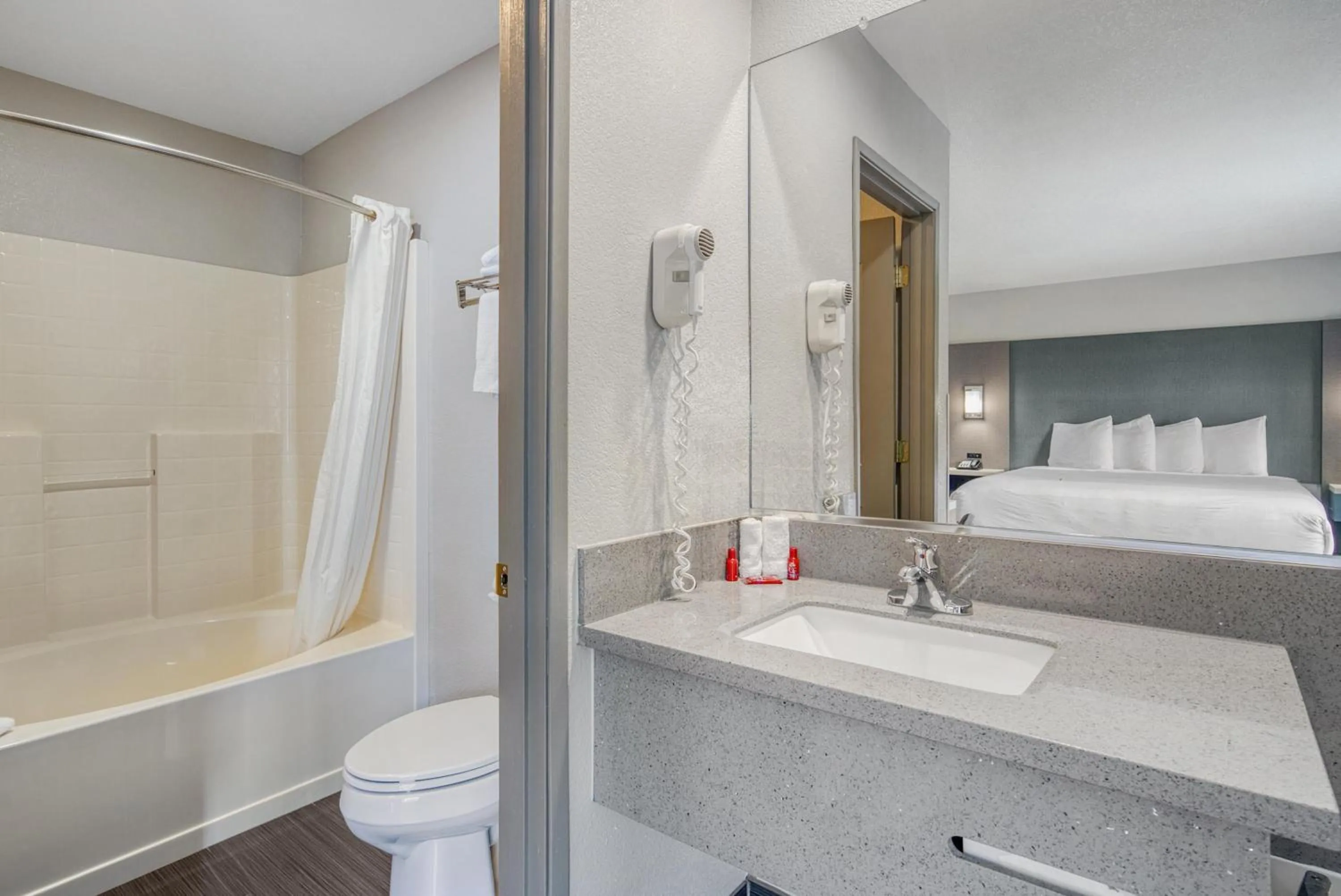 Bathroom, Bed in SureStay Hotel by Best Western Ukiah