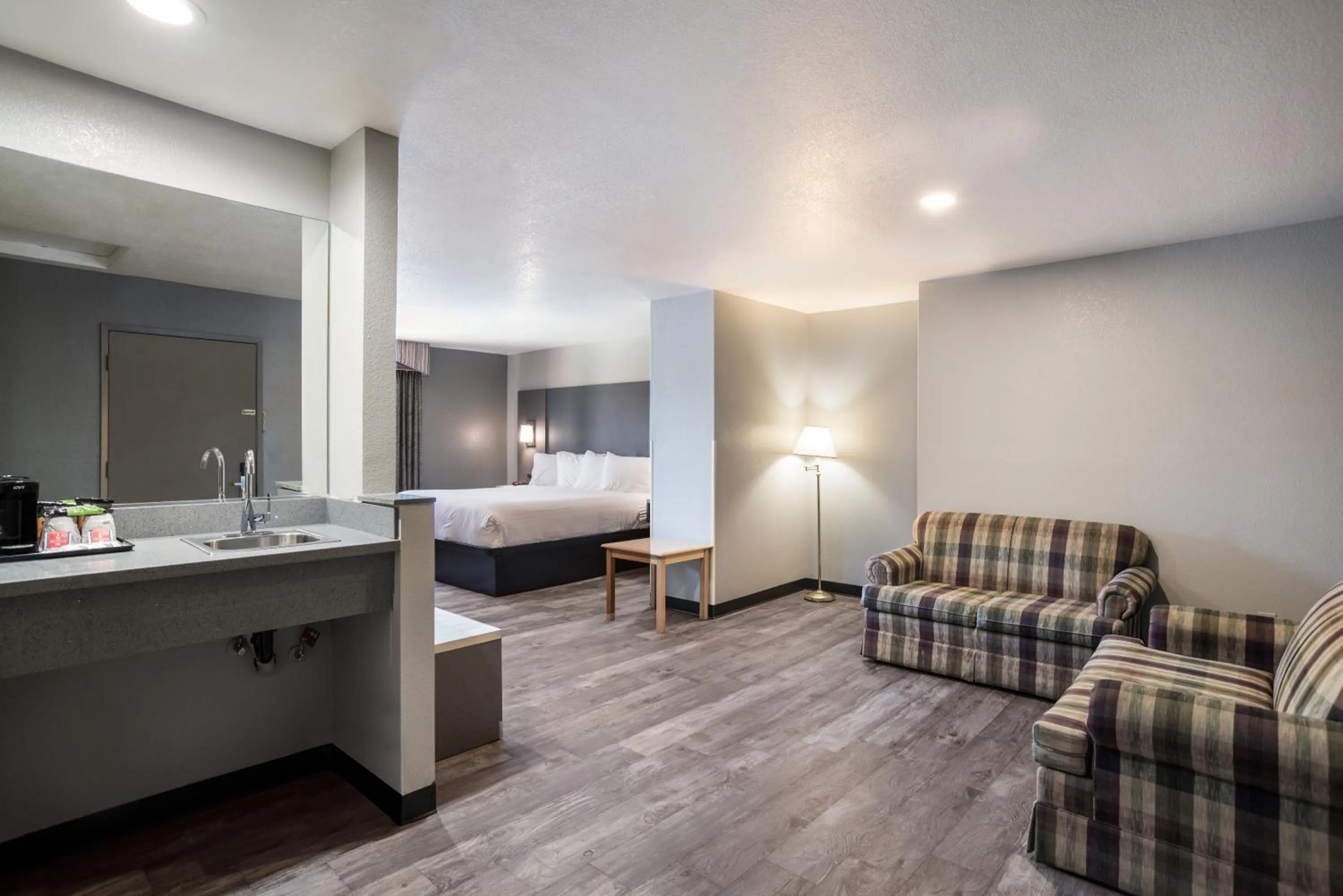 Bedroom, Bed in SureStay Hotel by Best Western Ukiah