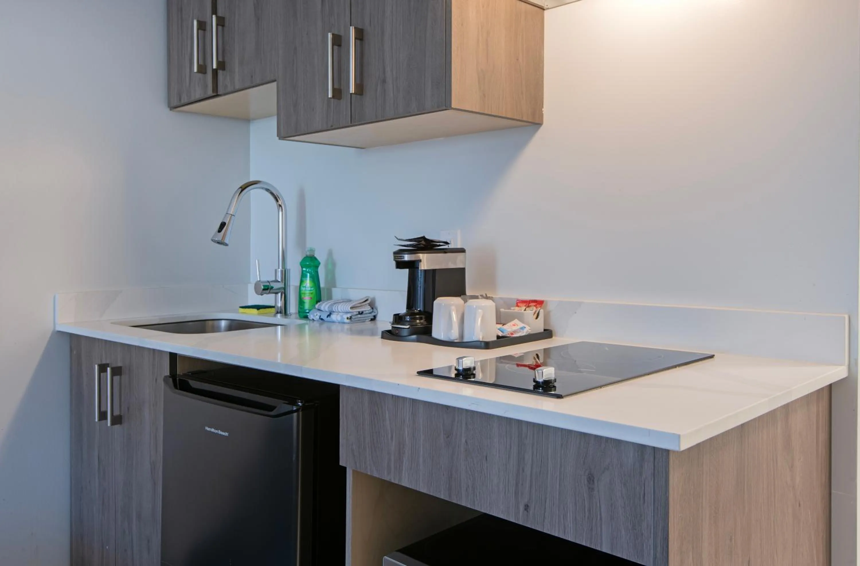 Riverland Inn & Suites